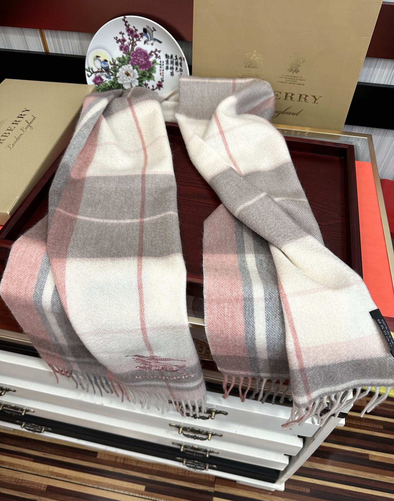 。85%山羊绒  25巴宝【刺绣战马】采用内蒙古顶级山羊绒，最新款男女通用情侣款👫重磅推荐💥 经典的格子