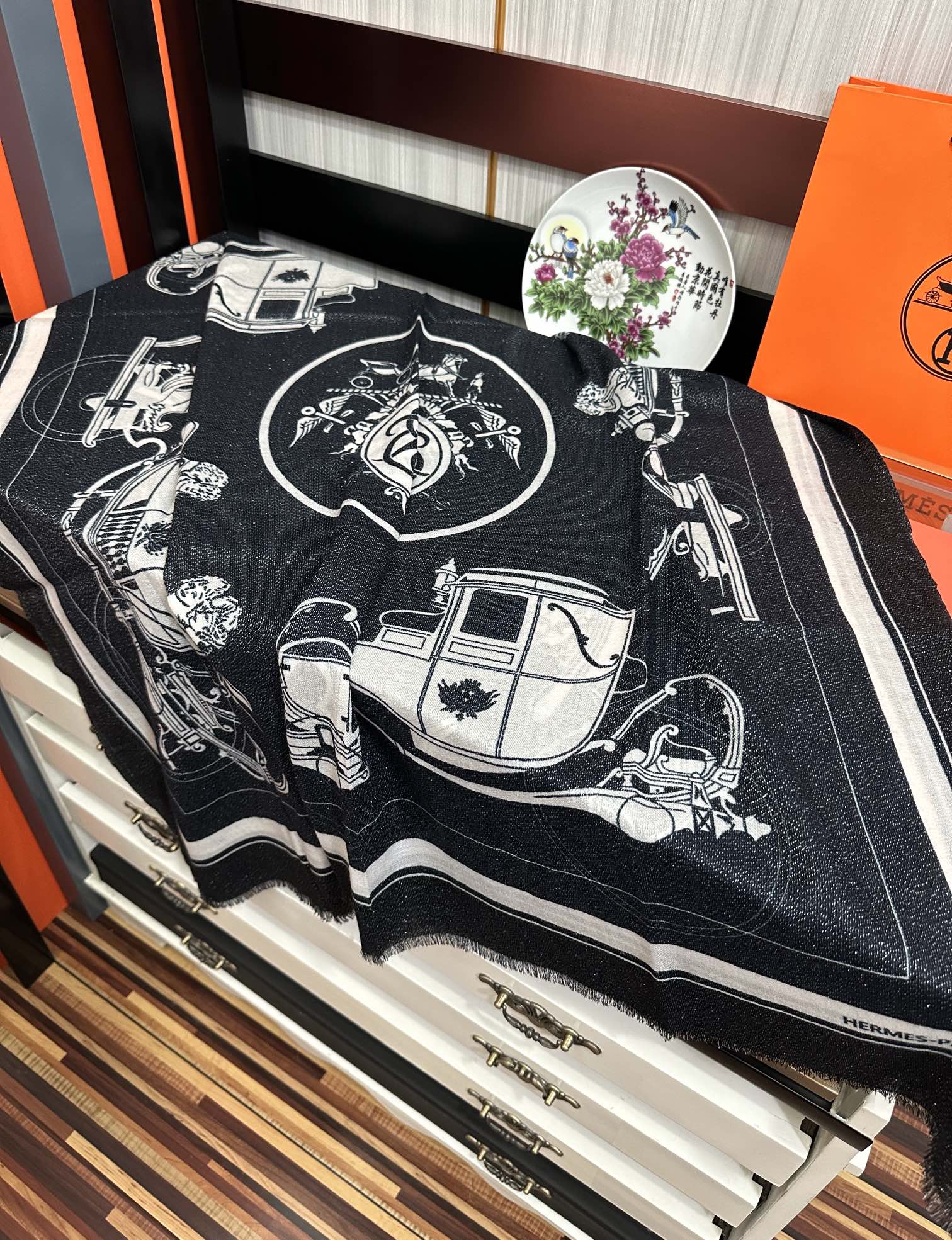 上新。 2010爱马士银丝最新款吃瓜女人们必备款礼物闪闪发光咖啡顶级设计太美了，真心赞👍【羊绒绒长巾】😘