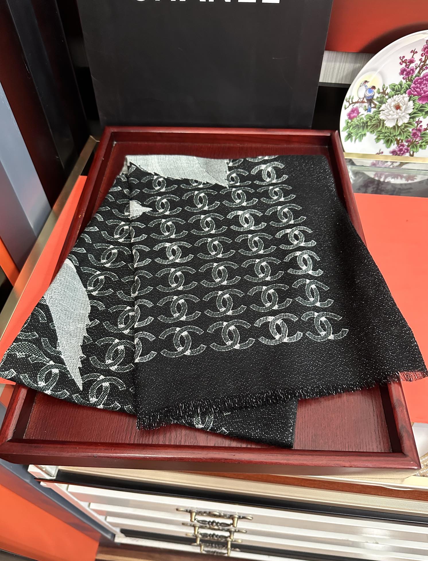 上新 。 2010 香奈儿 会发光银丝吃瓜女人们必备款礼物闪闪发光咖啡顶级设计太美了，真心赞👍【双C字母