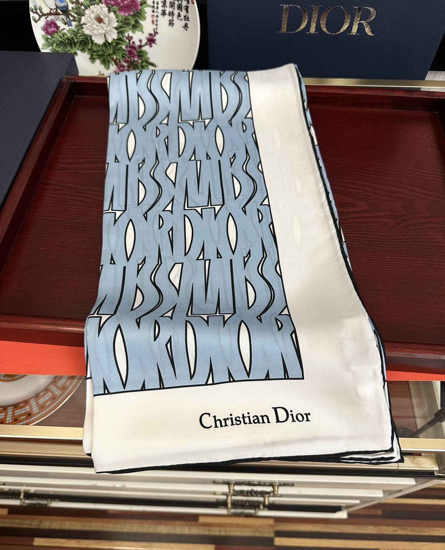  。Dior Chardons 2025新款 图案印花得意展示象征着保护色韧性和自由的苏格兰庆祝采用粉色