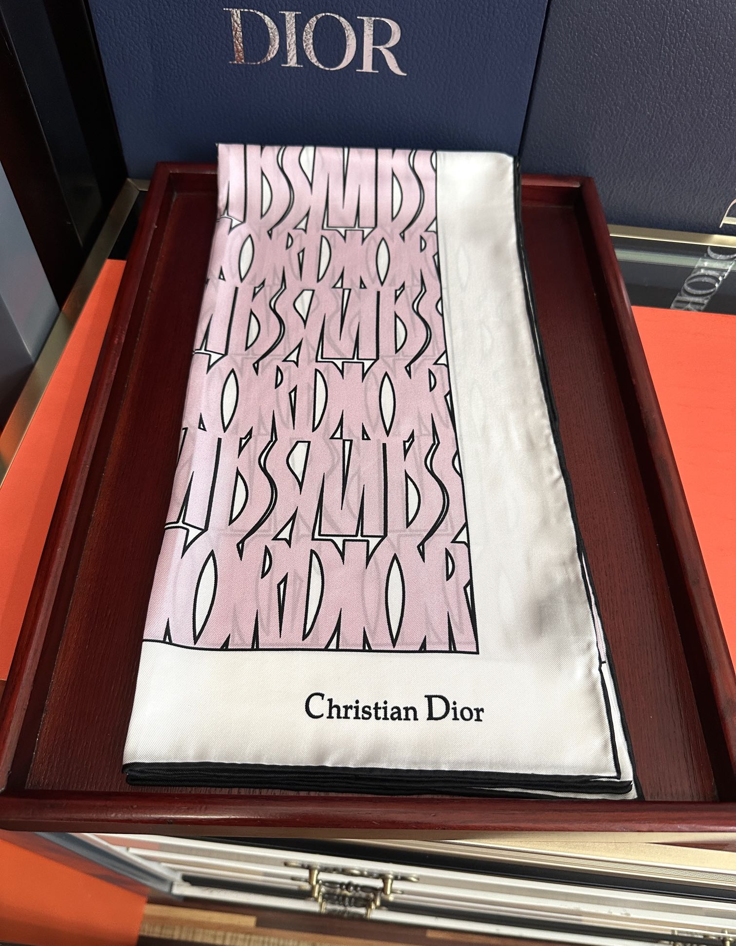  。Dior Chardons 2025新款 图案印花得意展示象征着保护色韧性和自由的苏格兰庆祝采用粉色