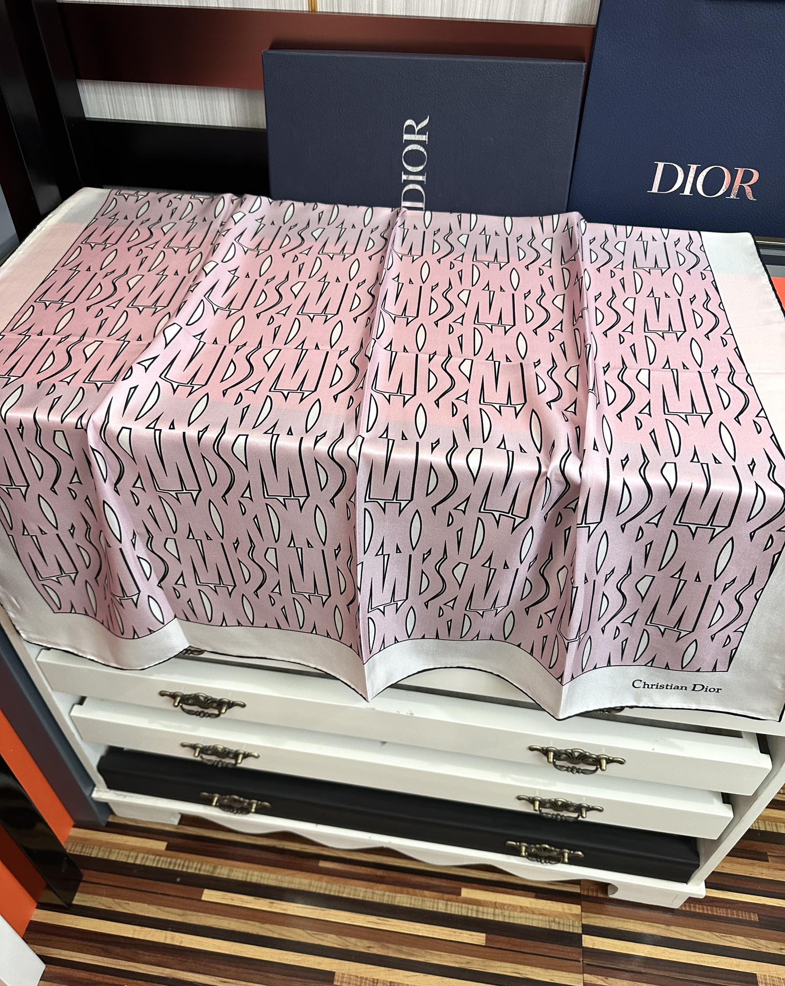  。Dior Chardons 2025新款 图案印花得意展示象征着保护色韧性和自由的苏格兰庆祝采用粉色