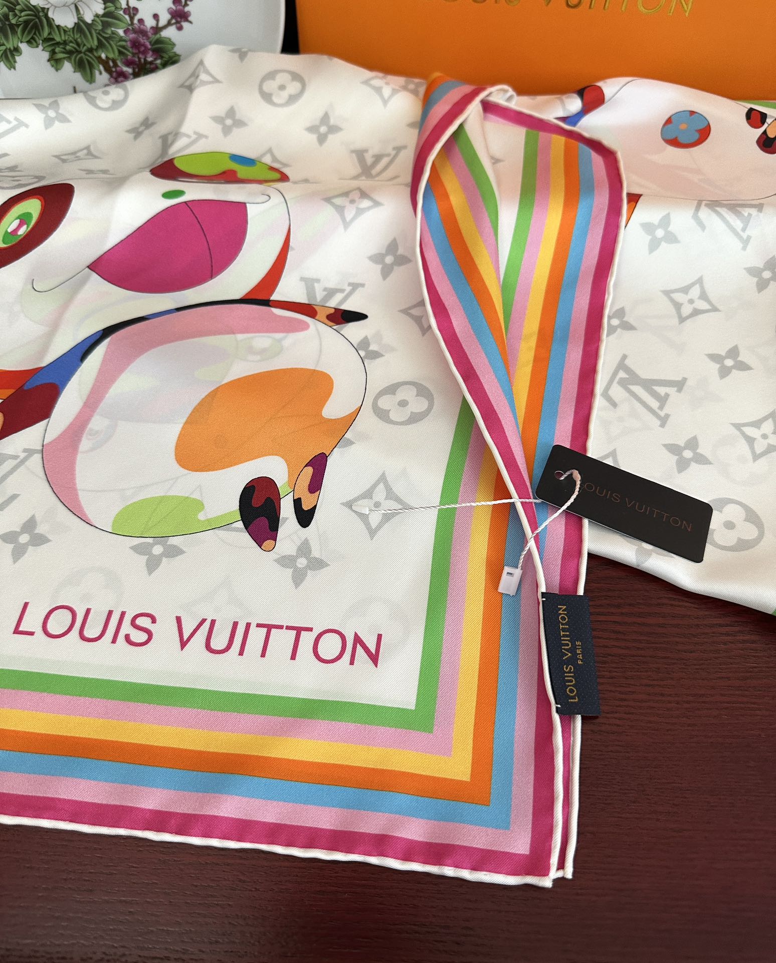 。LV官网同步【18mm双面同色顶级真丝】庆祝“L家”90典藏方巾通过别致的经典色彩向原创设计致敬太阳作