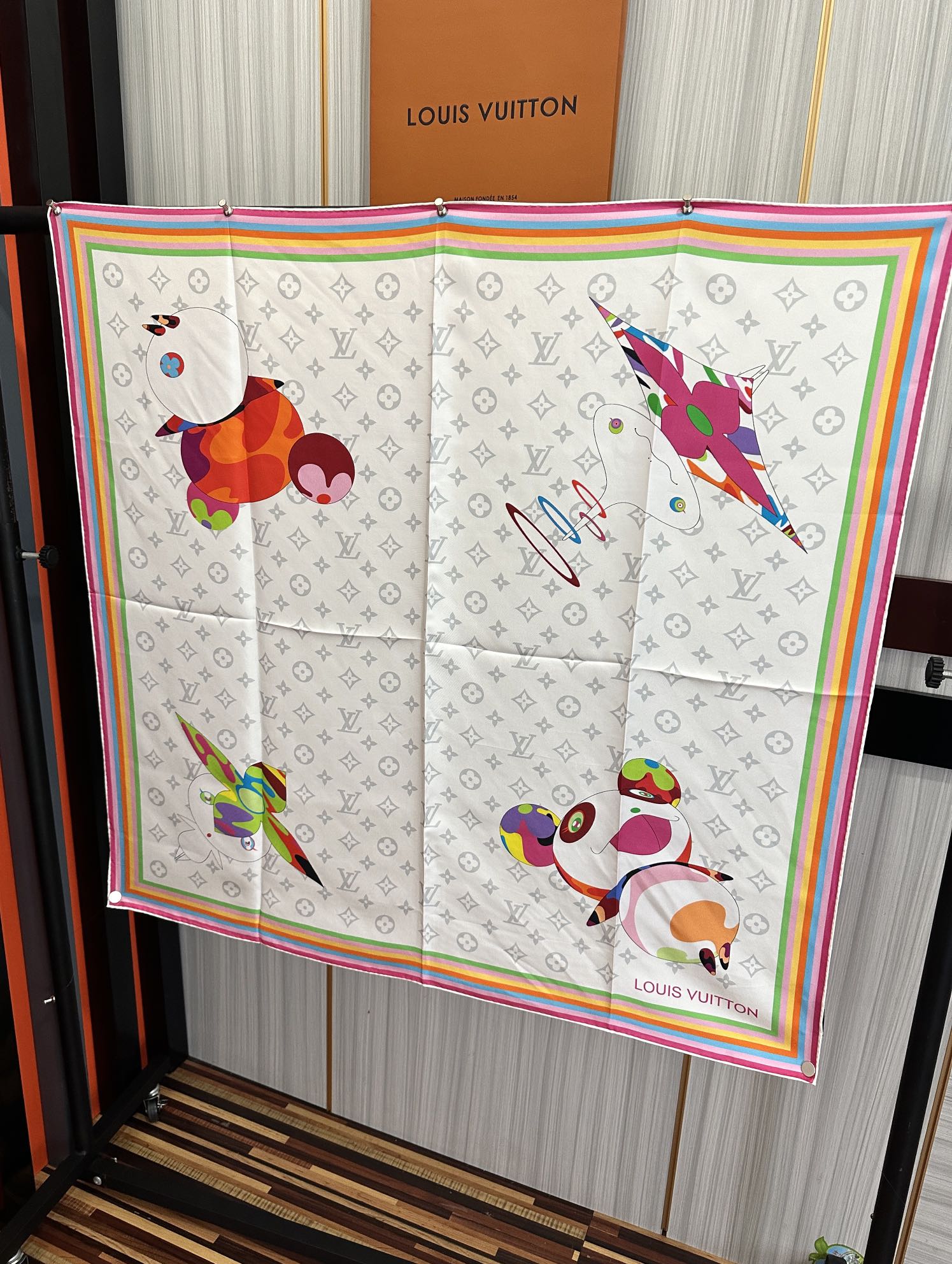 。LV官网同步【18mm双面同色顶级真丝】庆祝“L家”90典藏方巾通过别致的经典色彩向原创设计致敬太阳作