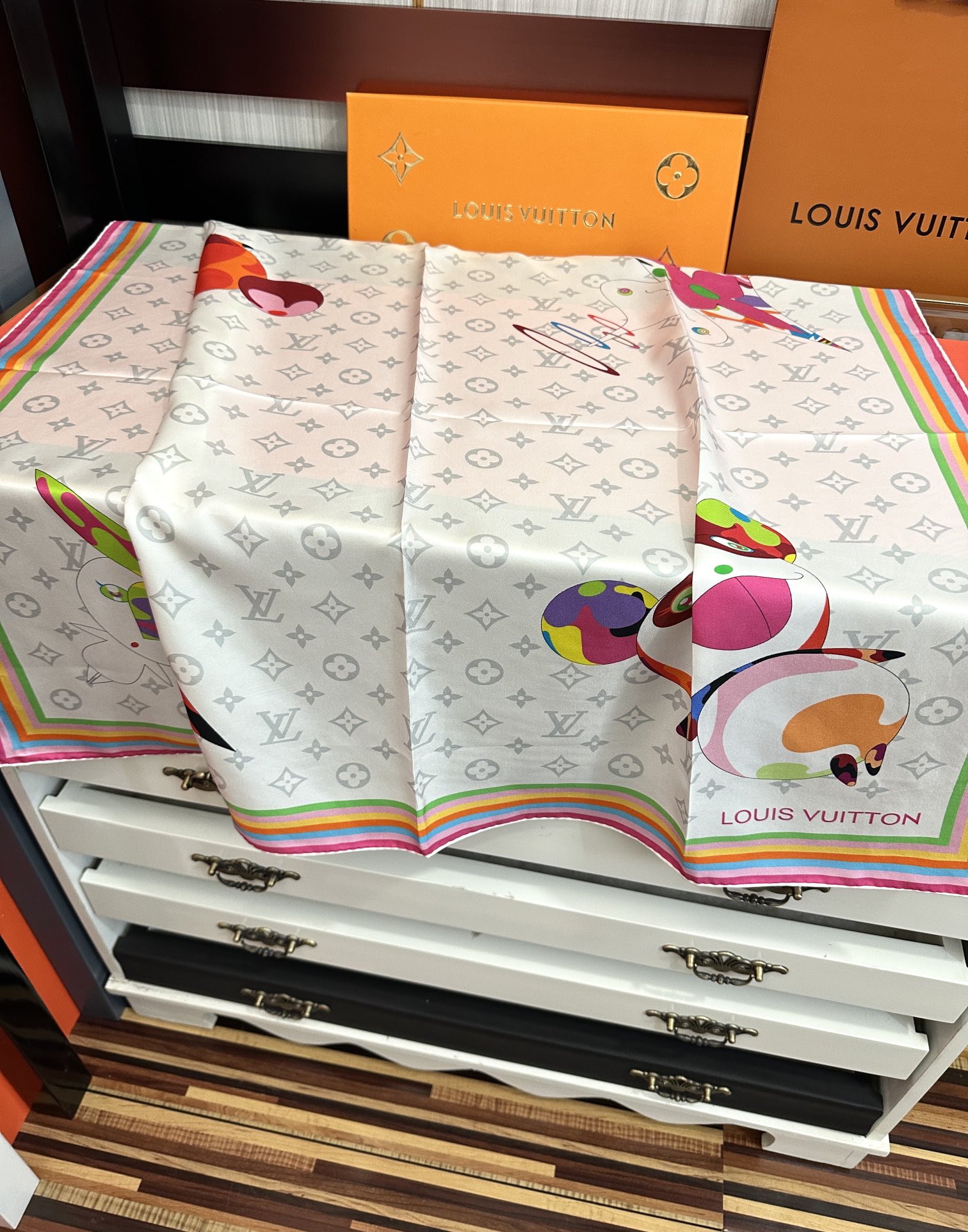 。LV官网同步【18mm双面同色顶级真丝】庆祝“L家”90典藏方巾通过别致的经典色彩向原创设计致敬太阳作