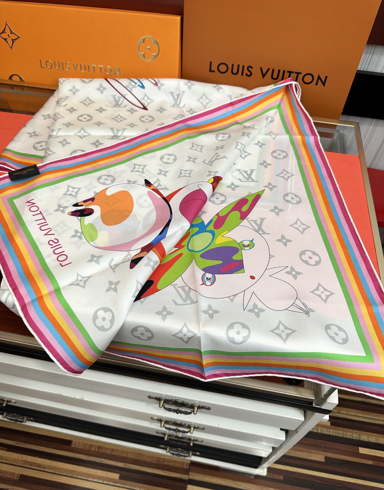 。LV官网同步【18mm双面同色顶级真丝】庆祝“L家”90典藏方巾通过别致的经典色彩向原创设计致敬太阳作