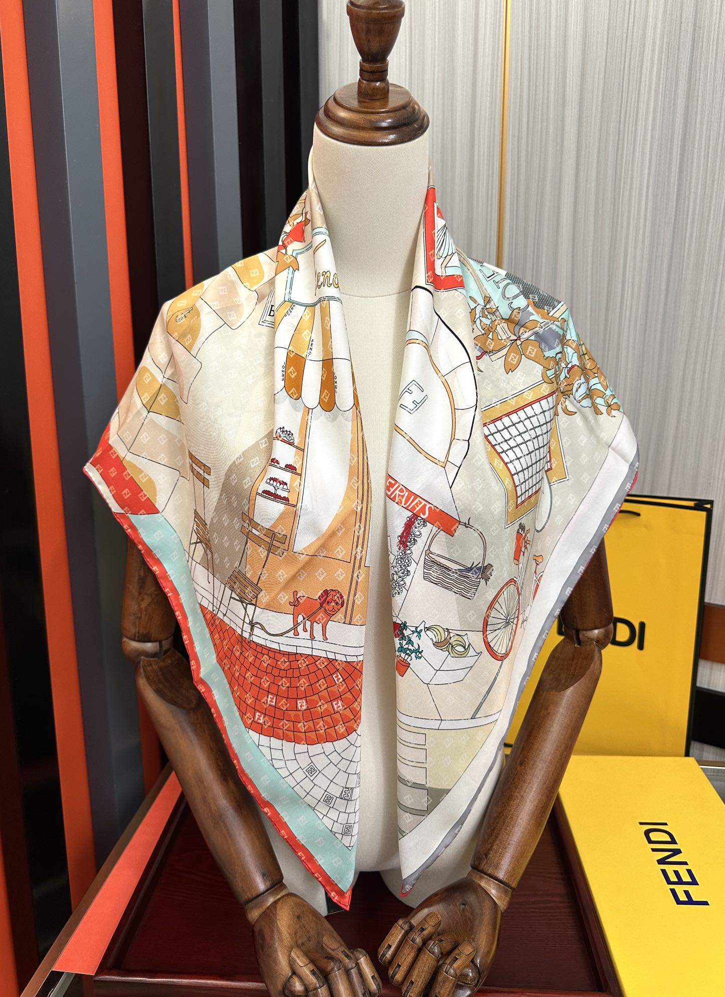  。新款2025Fendi 围巾 采用定制的“Walking around Rome”图案庆祝灵感源自罗