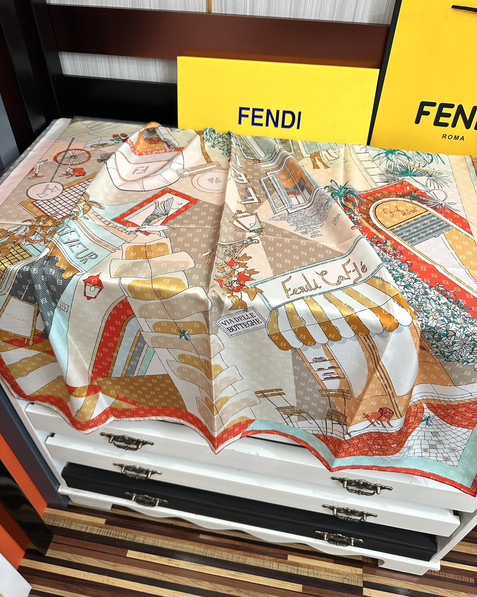  。新款2025Fendi 围巾 采用定制的“Walking around Rome”图案庆祝灵感源自罗