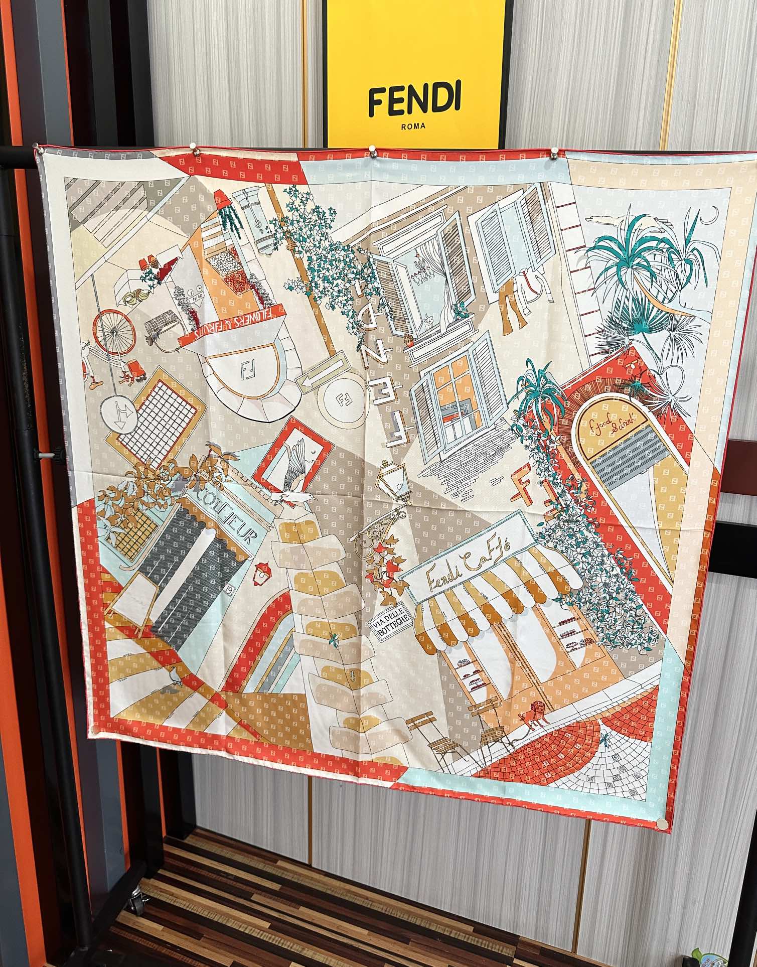  。新款2025Fendi 围巾 采用定制的“Walking around Rome”图案庆祝灵感源自罗