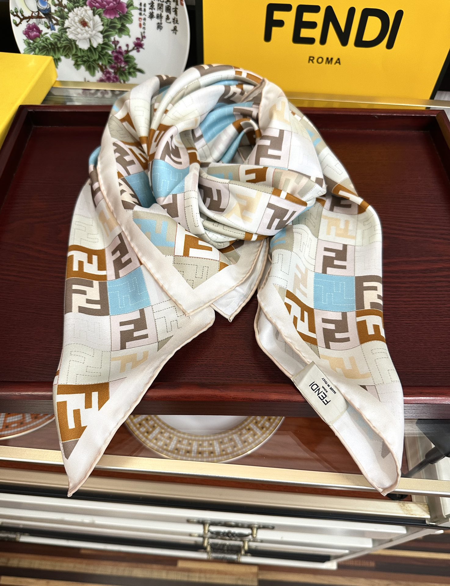  。新款2025Fendi 围巾 采用定制的“Walking around Rome”图案庆祝灵感源自罗