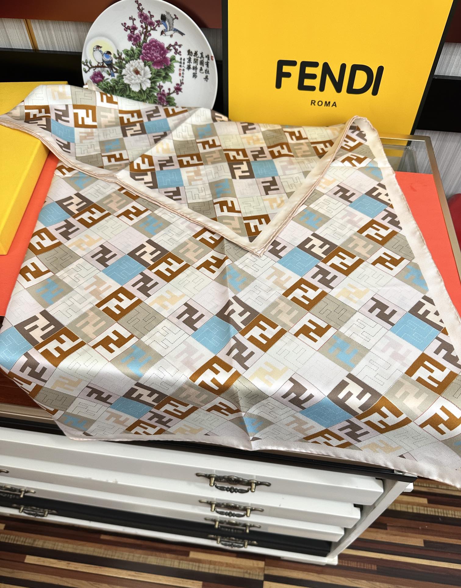  。新款2025Fendi 围巾 采用定制的“Walking around Rome”图案庆祝灵感源自罗