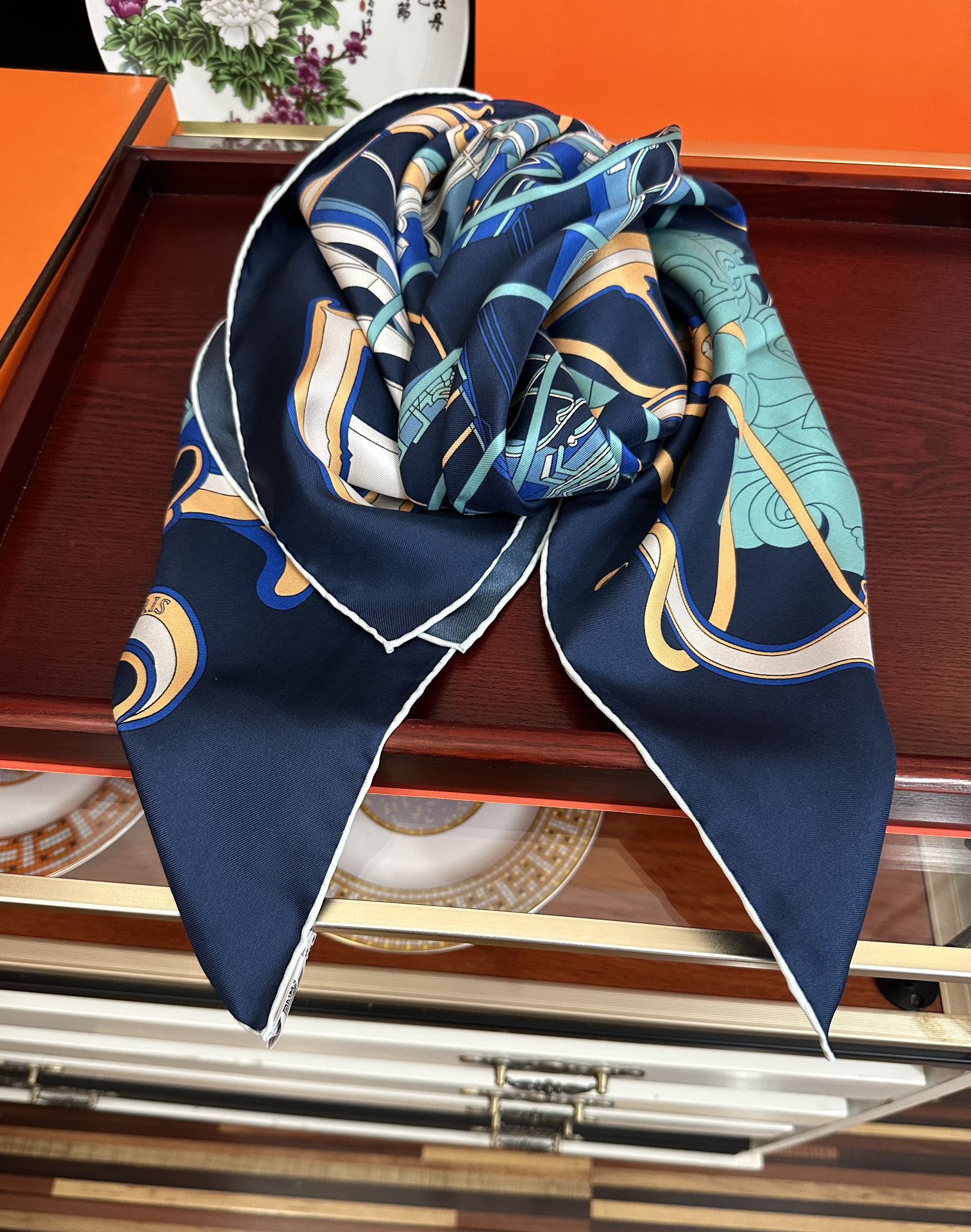 。新款爱马仕 【马鞭起舞线条版】90方巾 创作渊源在比利时的圣吉尔区嘴唇建筑师维克多•霍塔 
Horta