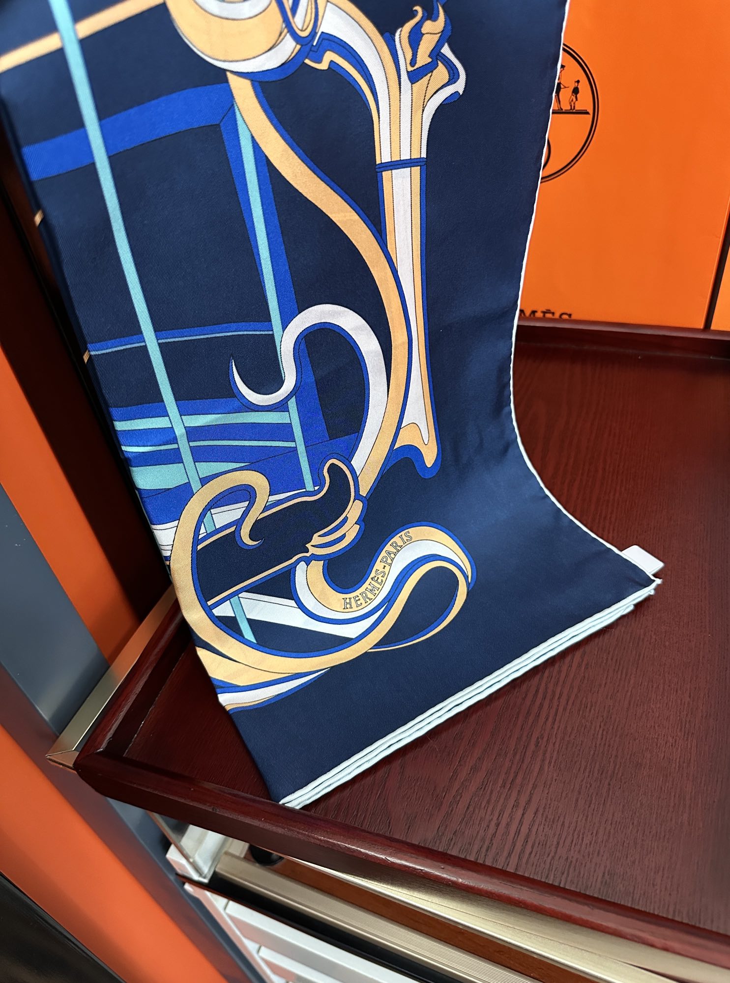 。新款爱马仕 【马鞭起舞线条版】90方巾 创作渊源在比利时的圣吉尔区嘴唇建筑师维克多•霍塔 
Horta