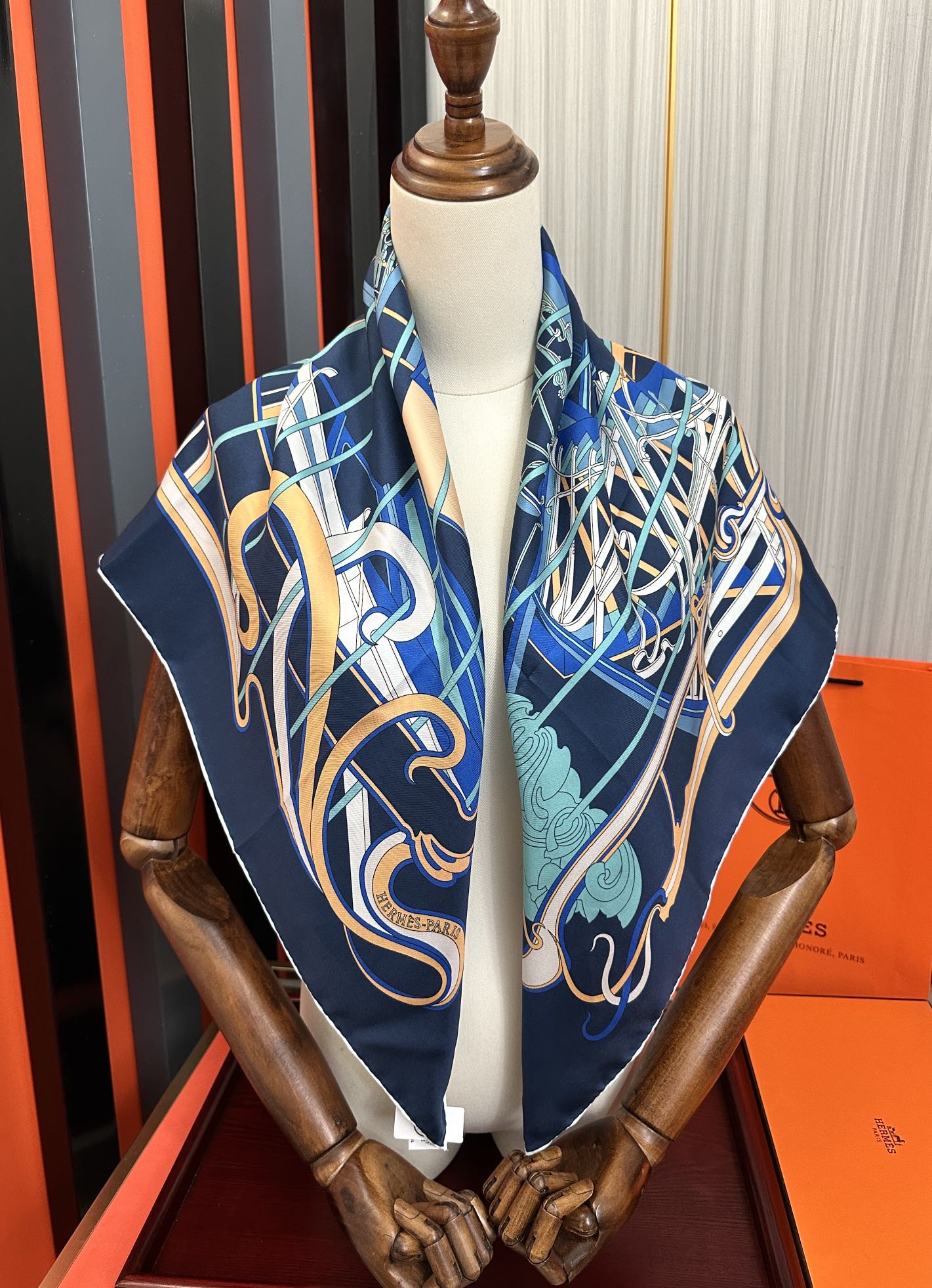 。新款爱马仕 【马鞭起舞线条版】90方巾 创作渊源在比利时的圣吉尔区嘴唇建筑师维克多•霍塔 
Horta