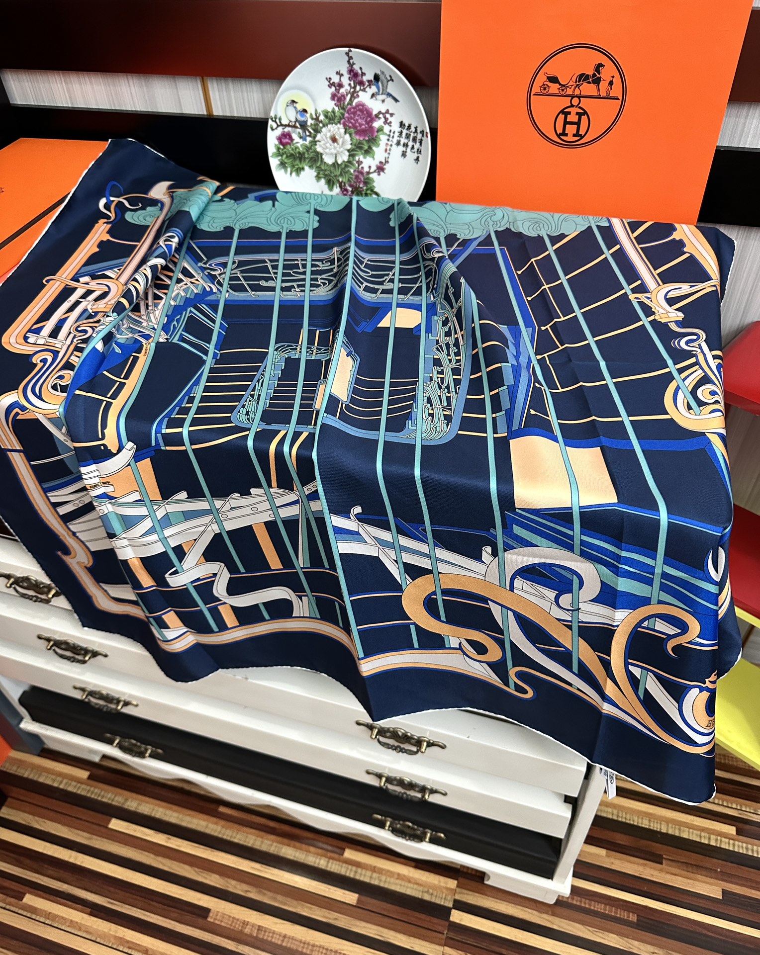 。新款爱马仕 【马鞭起舞线条版】90方巾 创作渊源在比利时的圣吉尔区嘴唇建筑师维克多•霍塔 
Horta