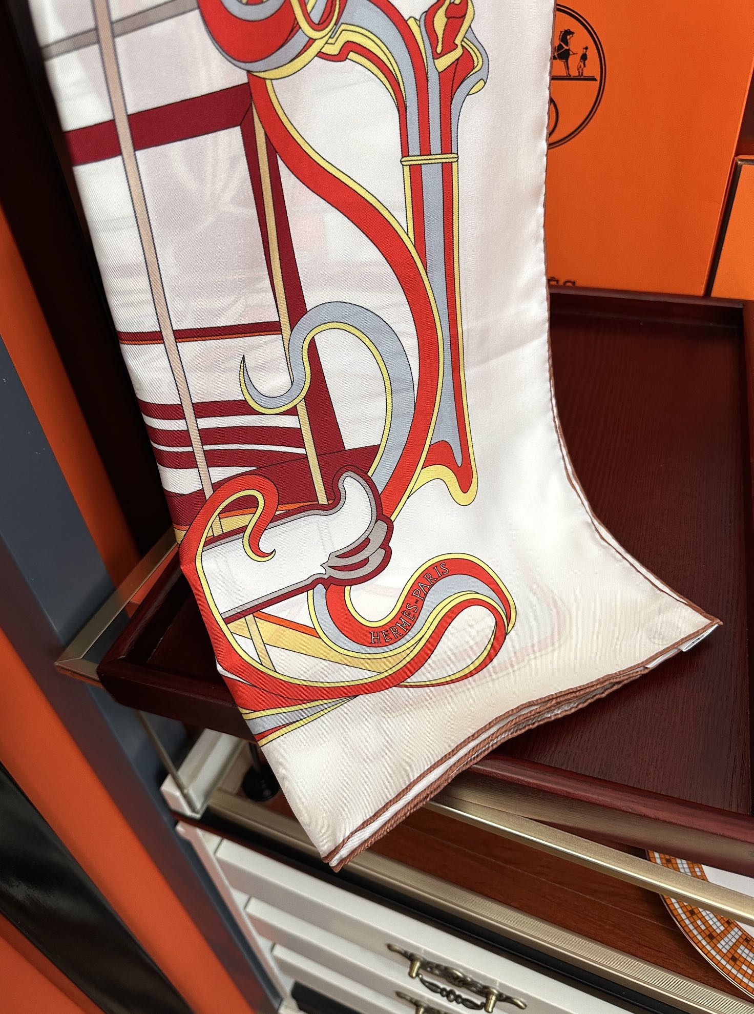 。新款爱马仕 【马鞭起舞线条版】90方巾 创作渊源在比利时的圣吉尔区嘴唇建筑师维克多•霍塔 
Horta