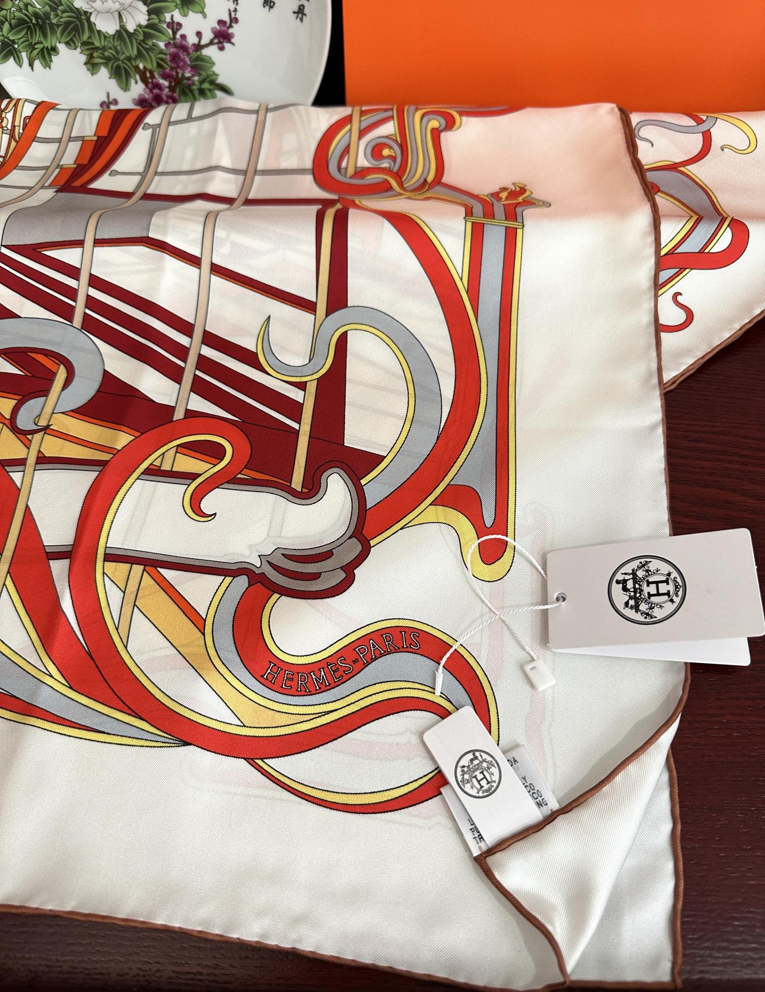 。新款爱马仕 【马鞭起舞线条版】90方巾 创作渊源在比利时的圣吉尔区嘴唇建筑师维克多•霍塔 
Horta