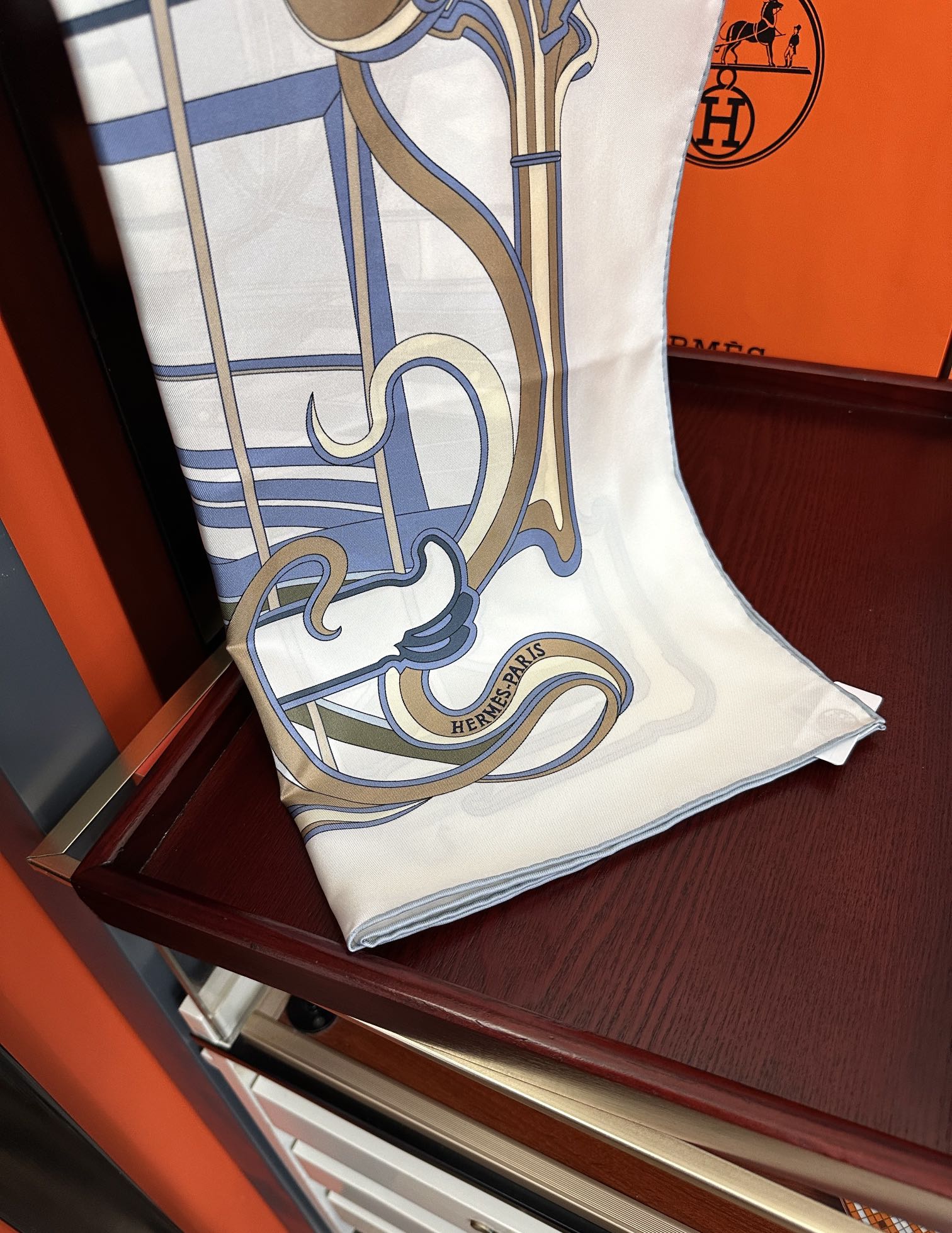 。新款爱马仕 【马鞭起舞线条版】90方巾 创作渊源在比利时的圣吉尔区嘴唇建筑师维克多•霍塔 
Horta