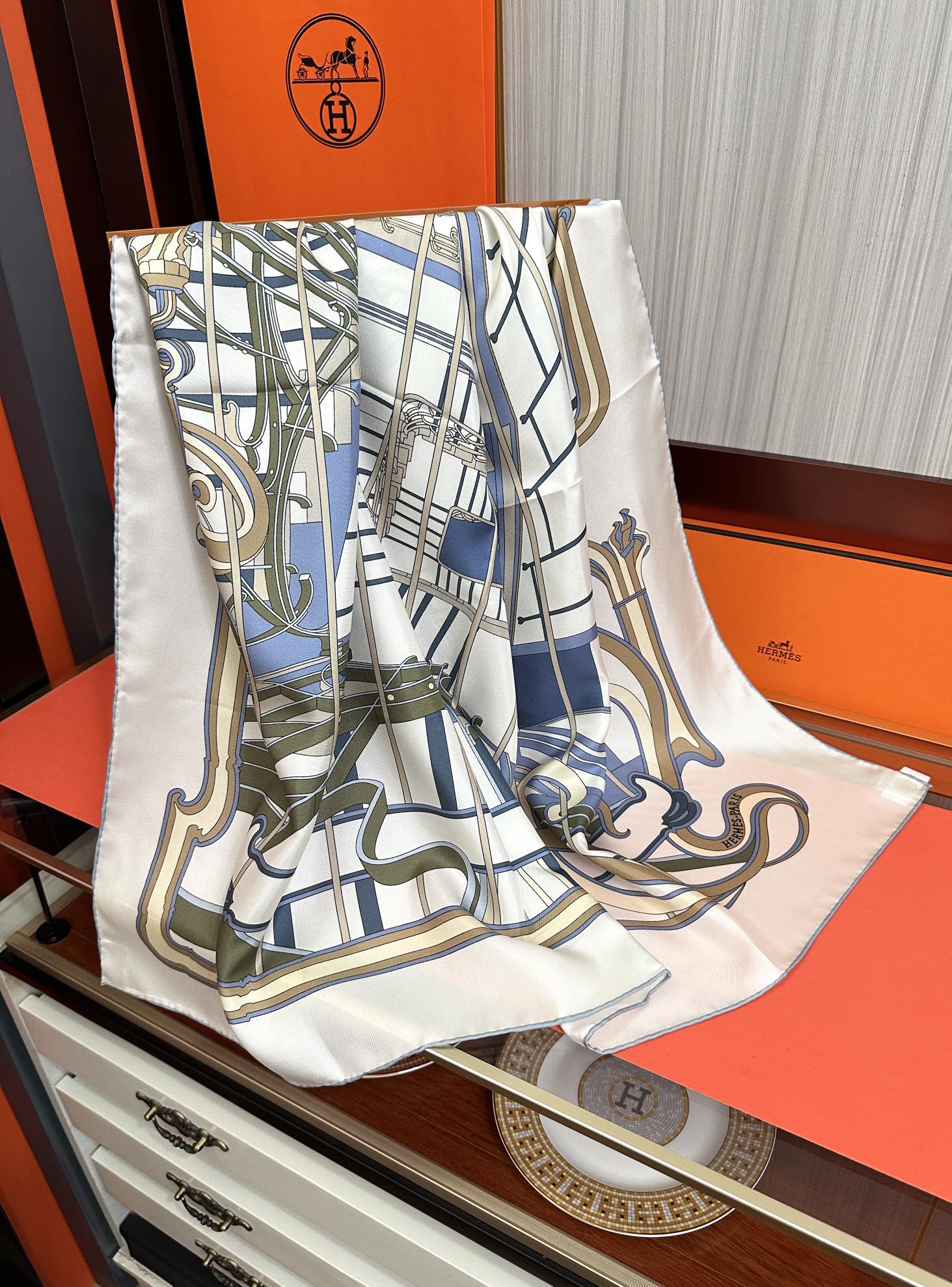 。新款爱马仕 【马鞭起舞线条版】90方巾 创作渊源在比利时的圣吉尔区嘴唇建筑师维克多•霍塔 
Horta