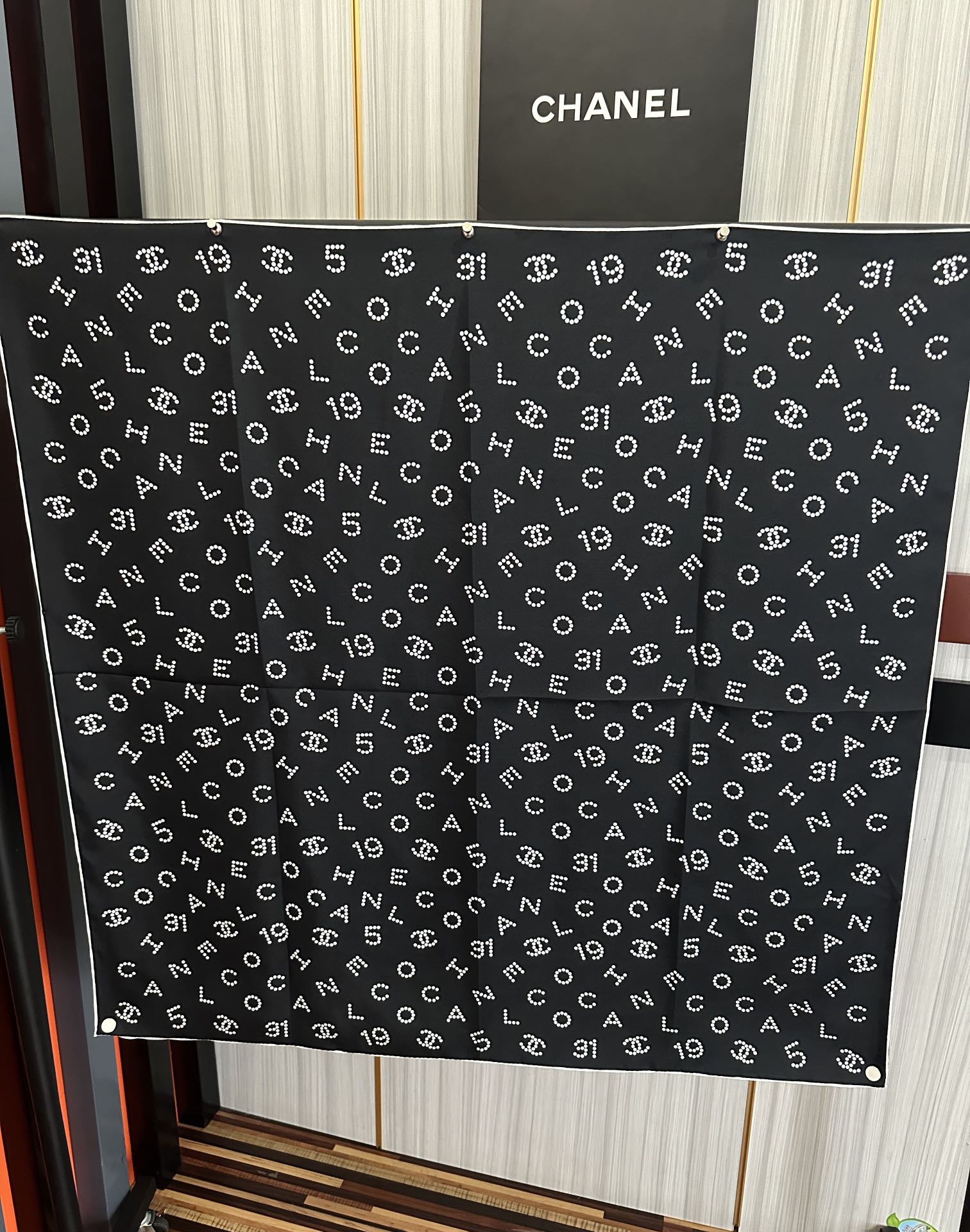 。 2010香奈儿 官网同步【双面同色 18姆米】 高版本👍香奶奶永远都是比较经典發一条印有字母Logo