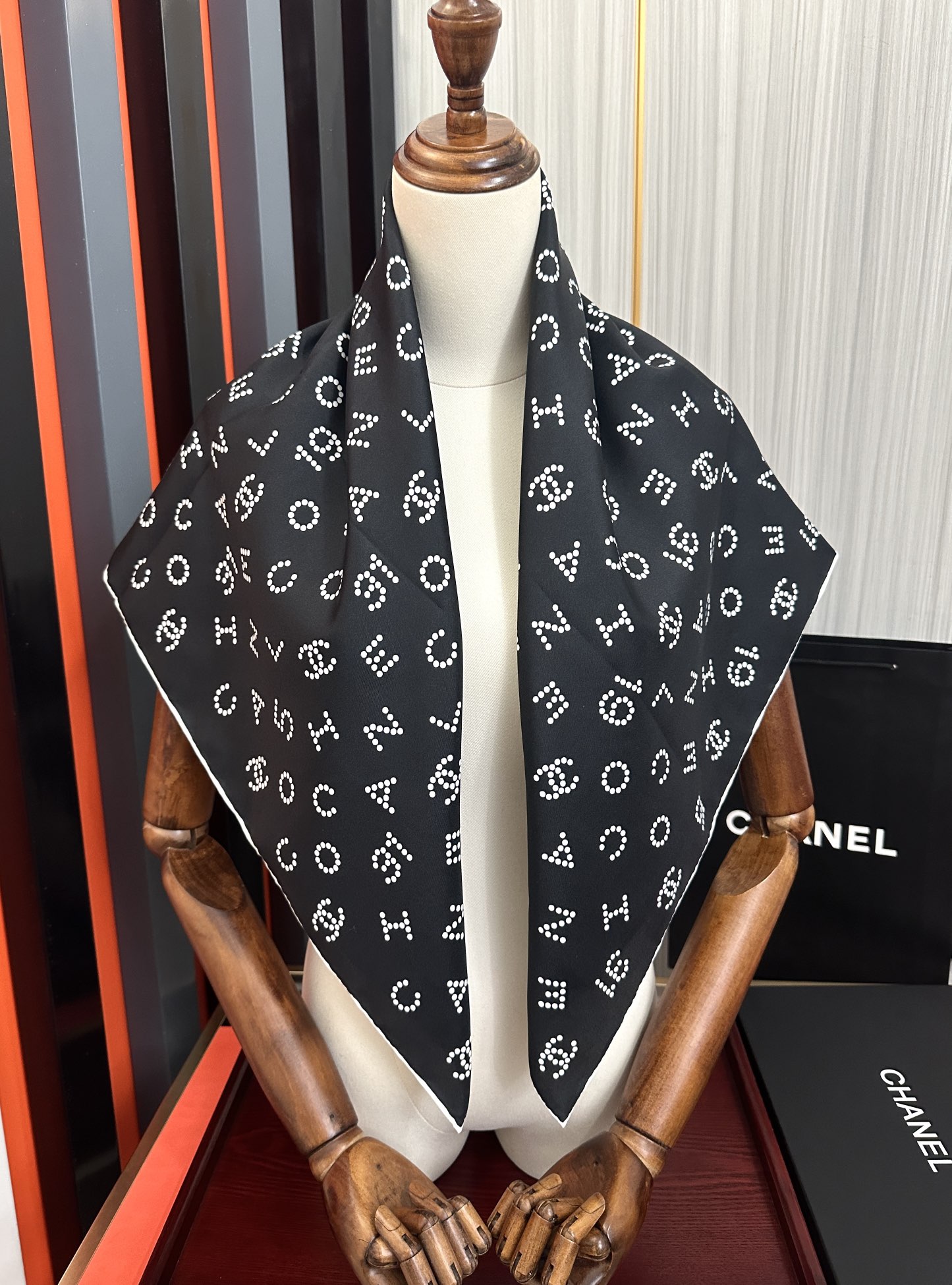 。 2010香奈儿 官网同步【双面同色 18姆米】 高版本👍香奶奶永远都是比较经典發一条印有字母Logo