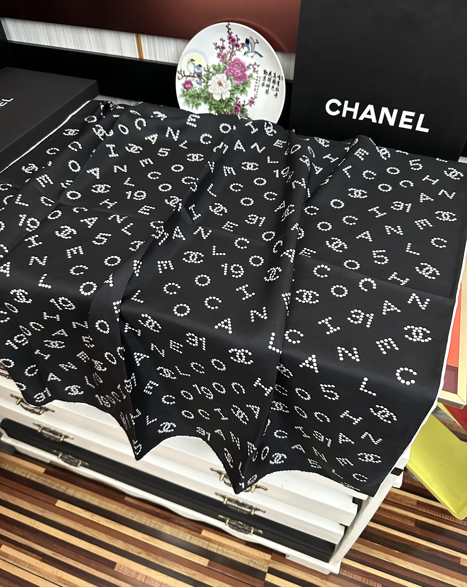 。 2010香奈儿 官网同步【双面同色 18姆米】 高版本👍香奶奶永远都是比较经典發一条印有字母Logo