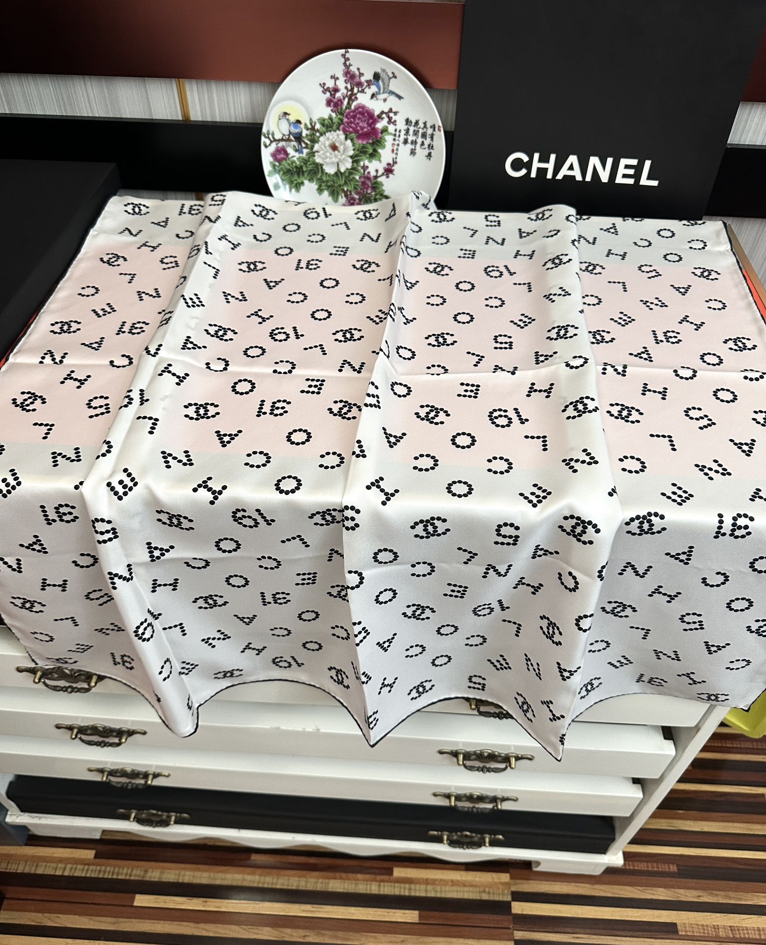 。 2010香奈儿 官网同步【双面同色 18姆米】 高版本👍香奶奶永远都是比较经典發一条印有字母Logo