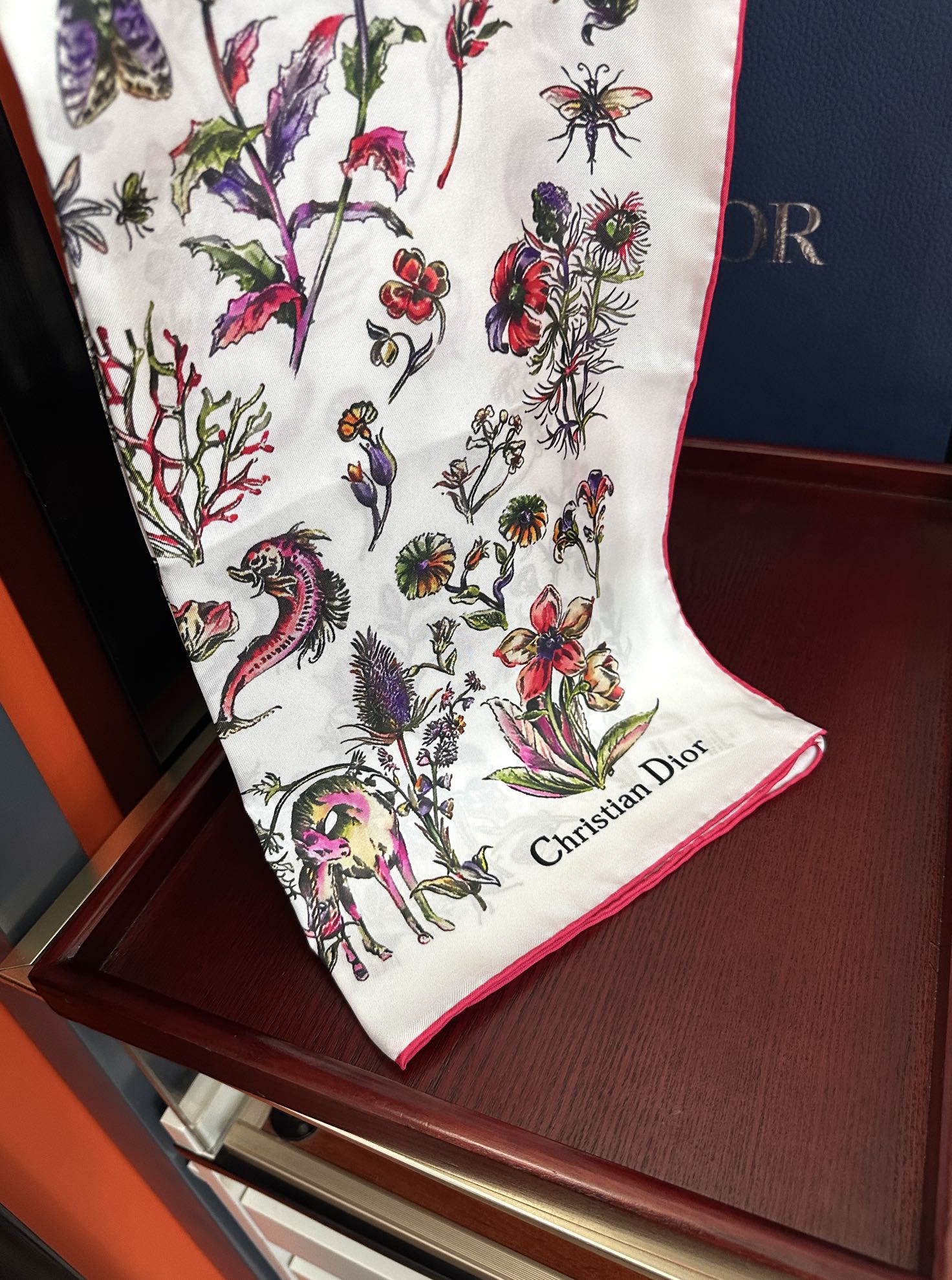 。上新Dior 最新款官网同步Camo PaPillon 图案印花庆祝以优雅而诗意的设计全新演绎蝴蝶主题