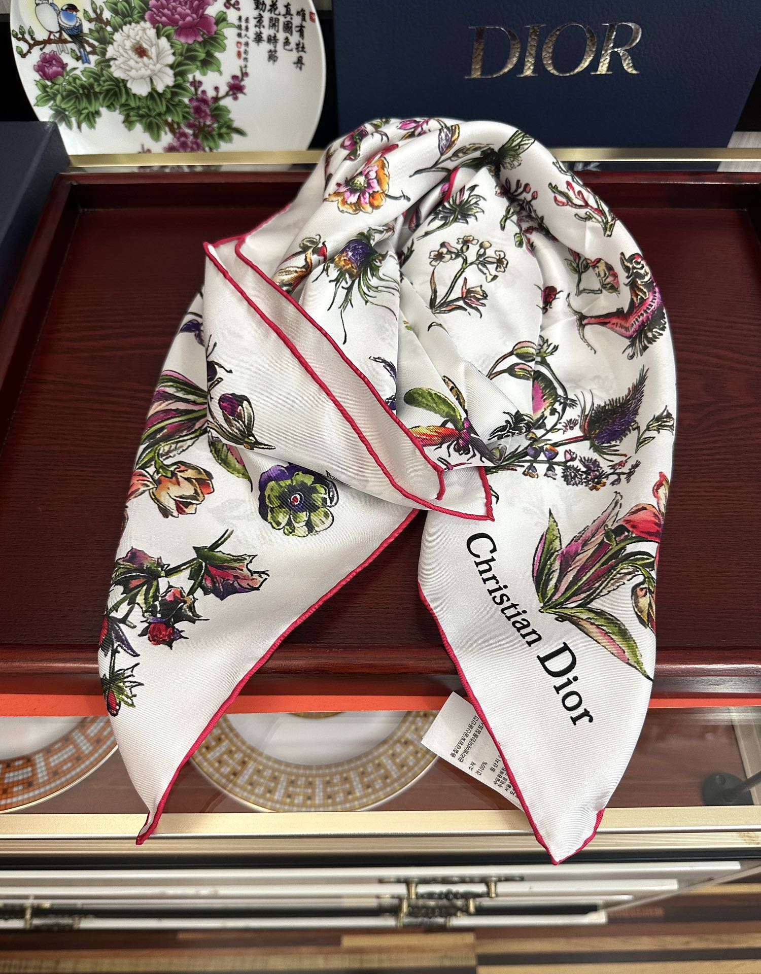 。上新Dior 最新款官网同步Camo PaPillon 图案印花庆祝以优雅而诗意的设计全新演绎蝴蝶主题