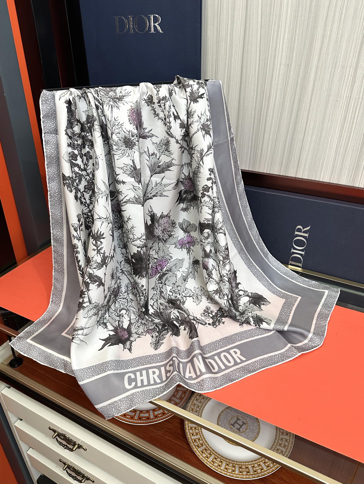  。高版本Dior Chardons 图案印花玫瑰展示象征着保护、韧性和自由的苏格兰国花得意采用白色和蓝