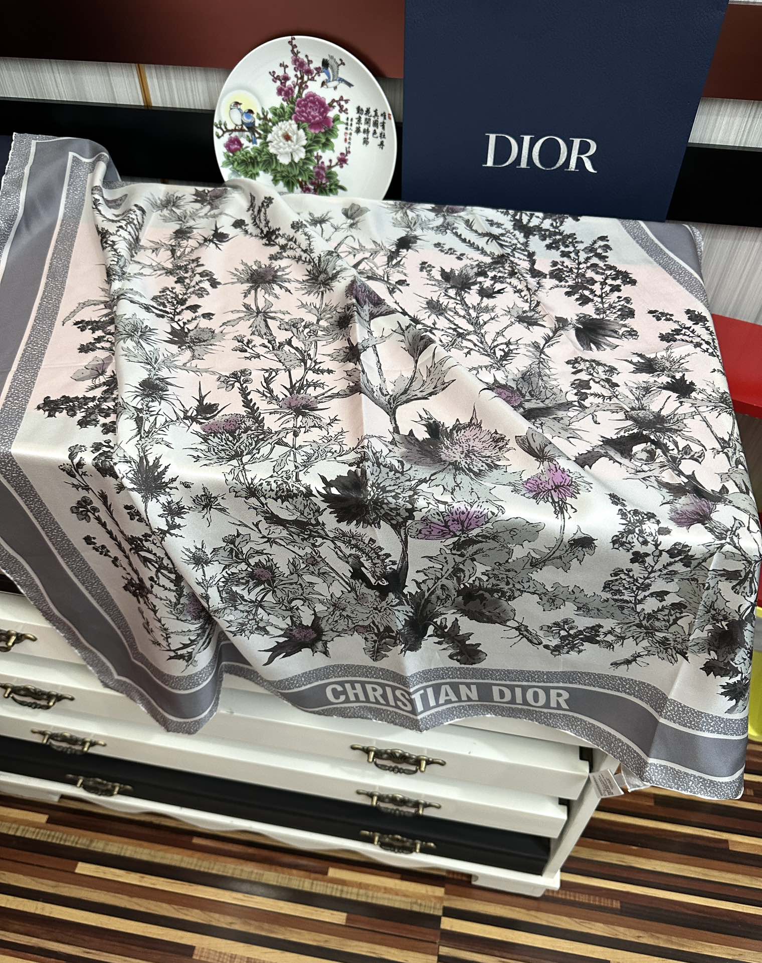  。高版本Dior Chardons 图案印花玫瑰展示象征着保护、韧性和自由的苏格兰国花得意采用白色和蓝