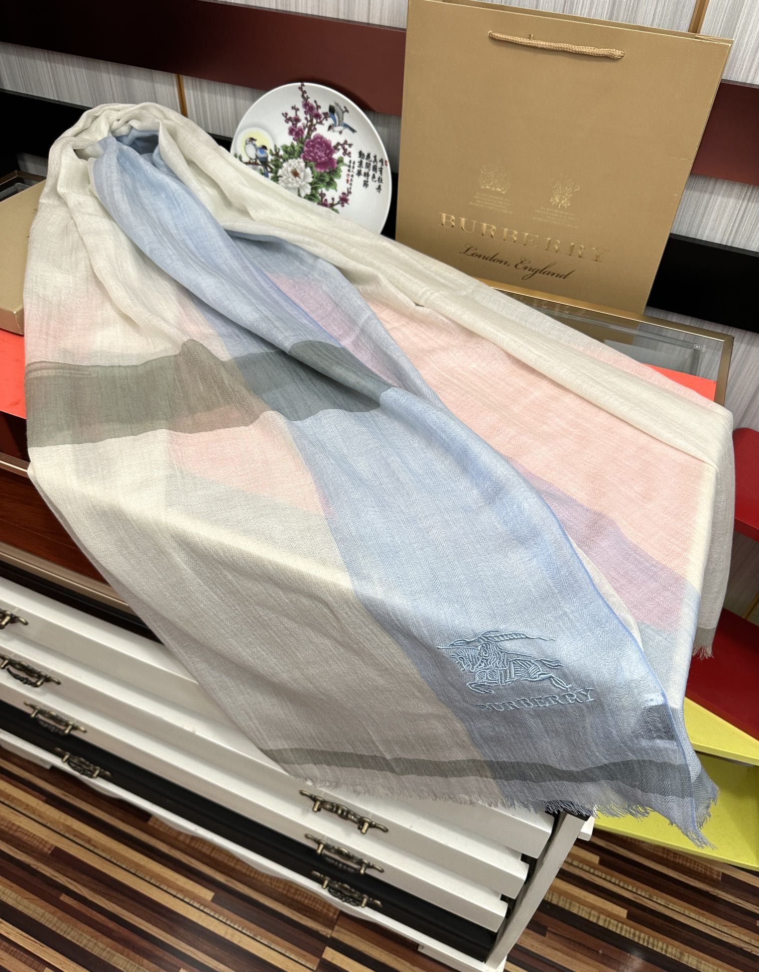  上新。2010 巴宝莉👍重磅推荐🎀太美了👓火爆N年的格子，人人都喜欢💕时潮人都有好几条巴家围巾放在衣橱