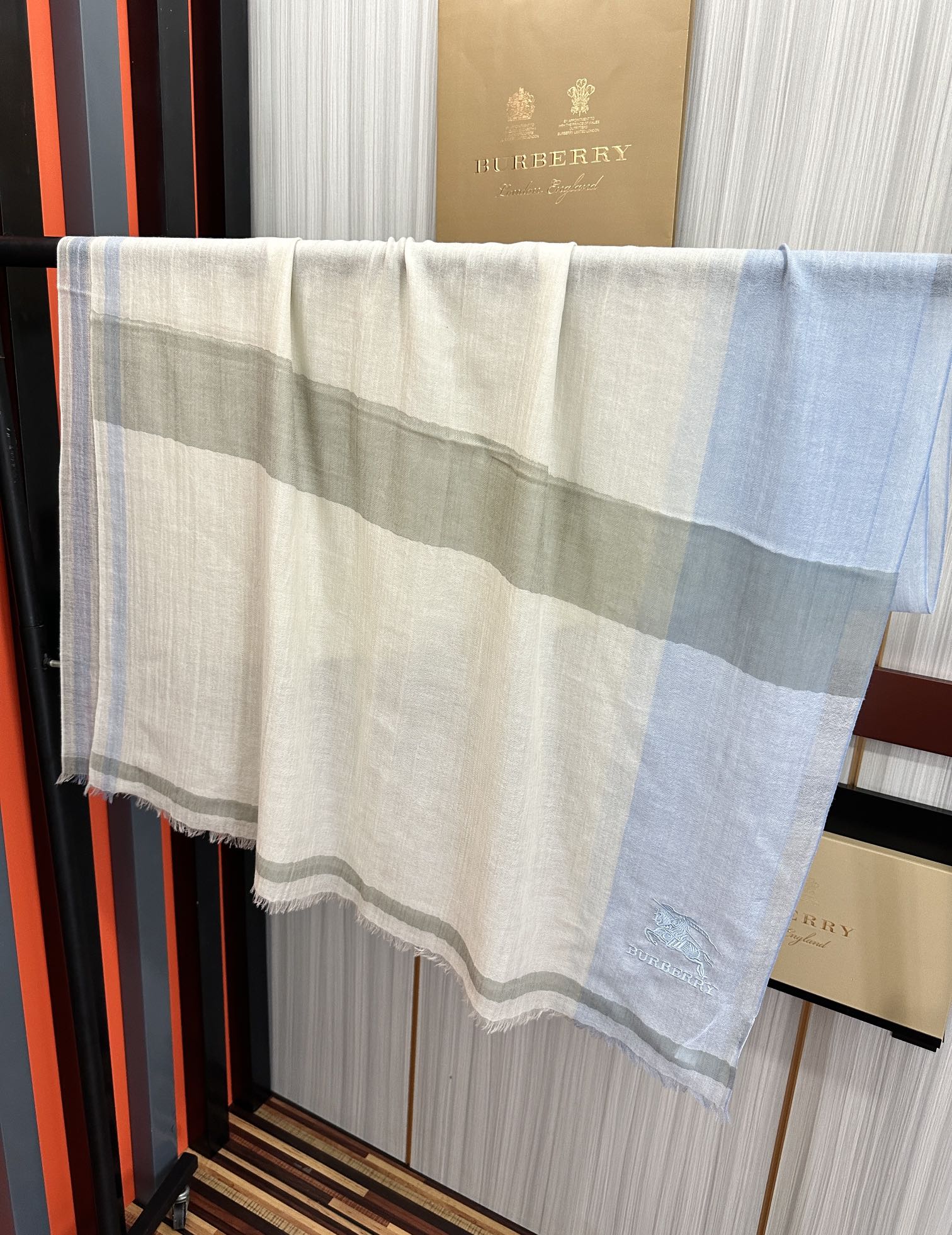  上新。2010 巴宝莉👍重磅推荐🎀太美了👓火爆N年的格子，人人都喜欢💕时潮人都有好几条巴家围巾放在衣橱