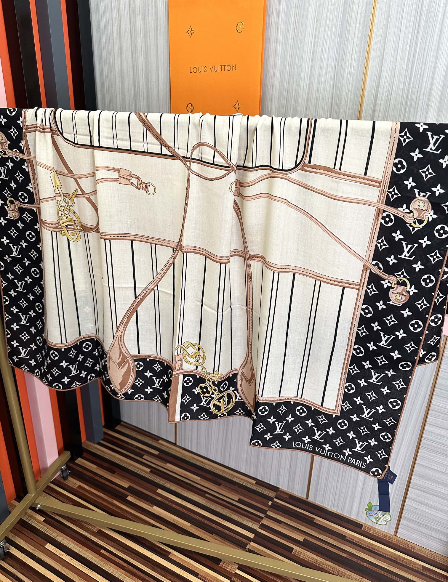 新款❤️LV  2025【双面同色】经典优雅礼物~气质到骨子里色新一季的面料超高级，真心超级柔软，丝丝顺