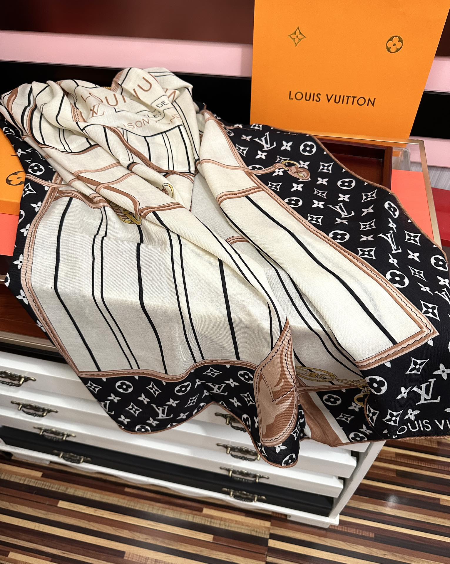 新款❤️LV  2025【双面同色】经典优雅礼物~气质到骨子里色新一季的面料超高级，真心超级柔软，丝丝顺