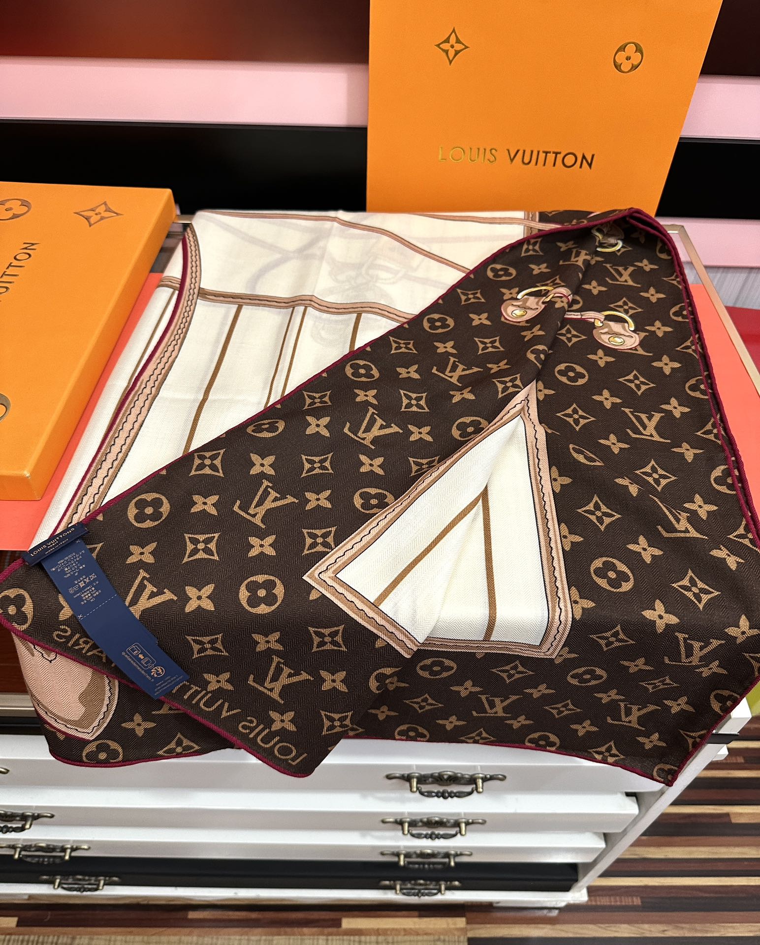 新款❤️LV  2025【双面同色】经典优雅礼物~气质到骨子里色新一季的面料超高级，真心超级柔软，丝丝顺