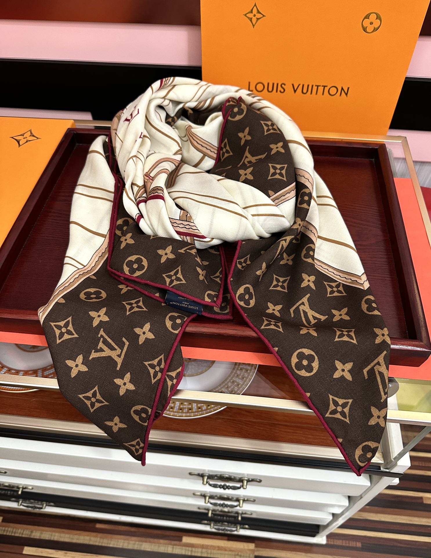 新款❤️LV  2025【双面同色】经典优雅礼物~气质到骨子里色新一季的面料超高级，真心超级柔软，丝丝顺