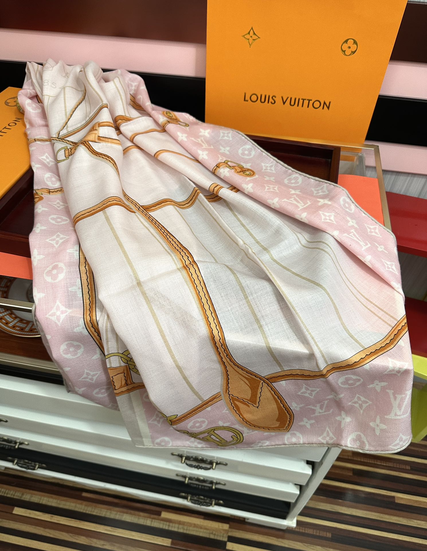 新款❤️LV  2025【双面同色】经典优雅礼物~气质到骨子里色新一季的面料超高级，真心超级柔软，丝丝顺