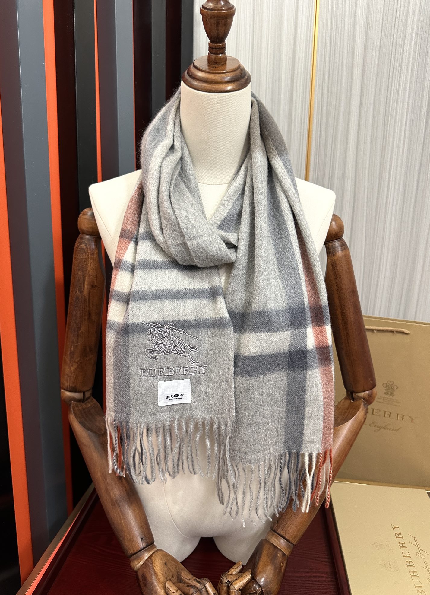 上新。2010 吧宝利 最爆款【采用内蒙古山羊绒】🎉男女士情侣款👫围巾‼️太美了😎让人耳目一新的感觉色色