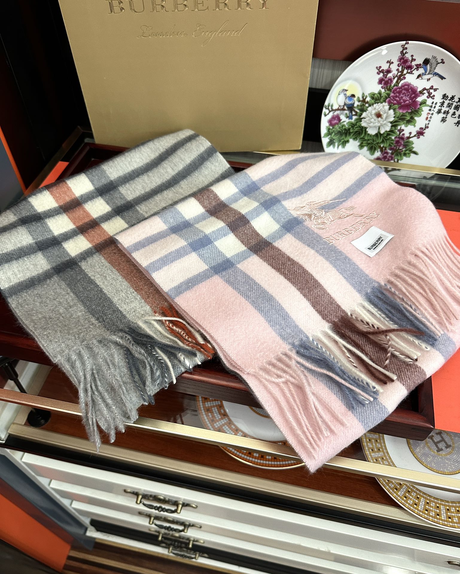 上新。2010 吧宝利 最爆款【采用内蒙古山羊绒】🎉男女士情侣款👫围巾‼️太美了😎让人耳目一新的感觉色色