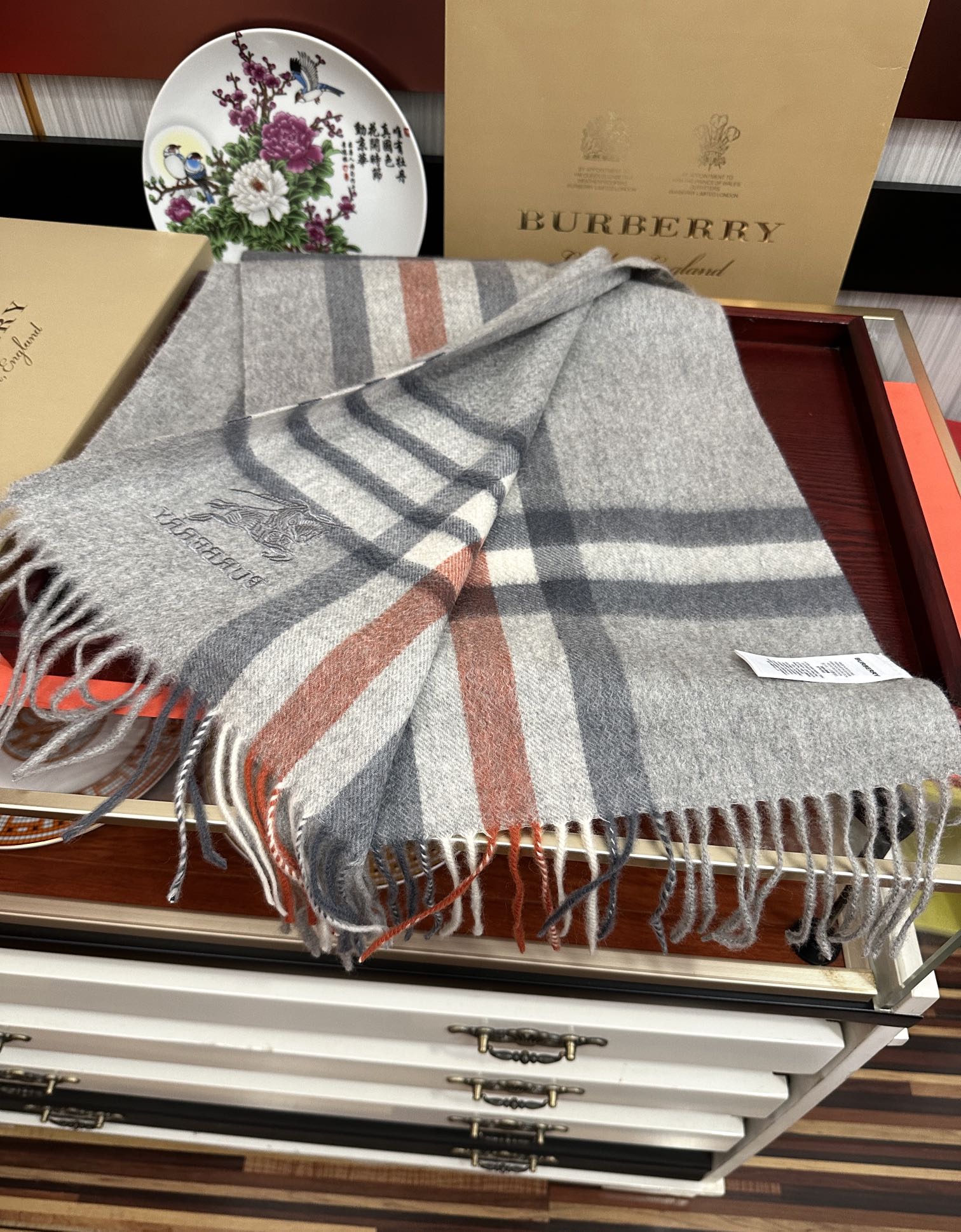 上新。2010 吧宝利 最爆款【采用内蒙古山羊绒】🎉男女士情侣款👫围巾‼️太美了😎让人耳目一新的感觉色色