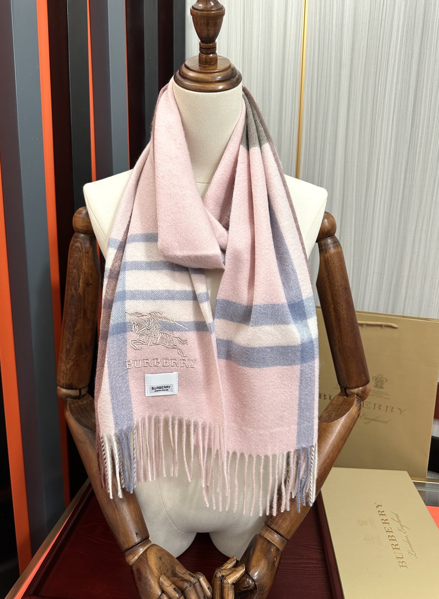 上新。2010 吧宝利 最爆款【采用内蒙古山羊绒】🎉男女士情侣款👫围巾‼️太美了😎让人耳目一新的感觉色色