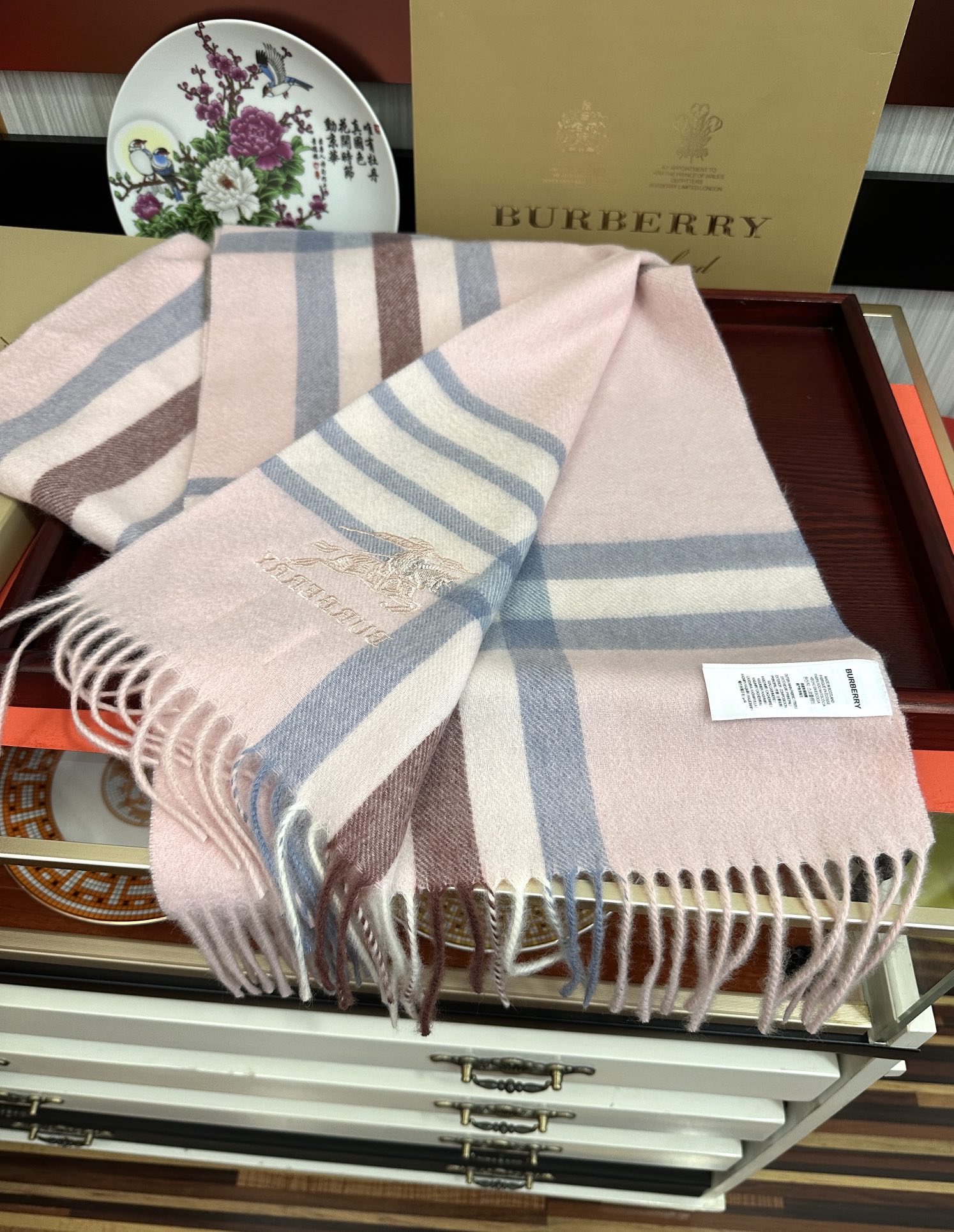 上新。2010 吧宝利 最爆款【采用内蒙古山羊绒】🎉男女士情侣款👫围巾‼️太美了😎让人耳目一新的感觉色色