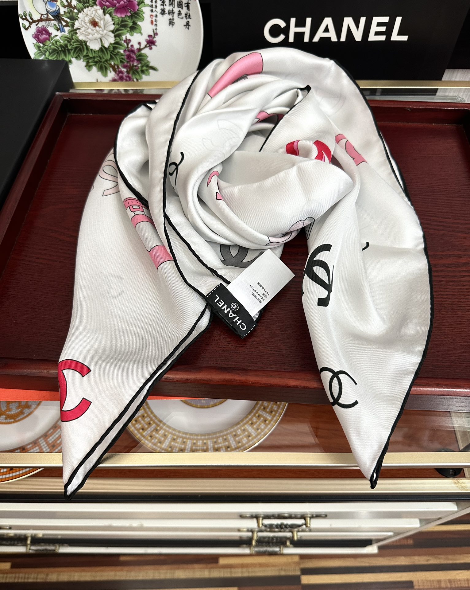 。香奈儿《字母鸟笼丝巾》得意经典配色庆祝融合品牌标识与艺术化鸟笼元素玫瑰低调中透露出高级感嘴唇标志性字母