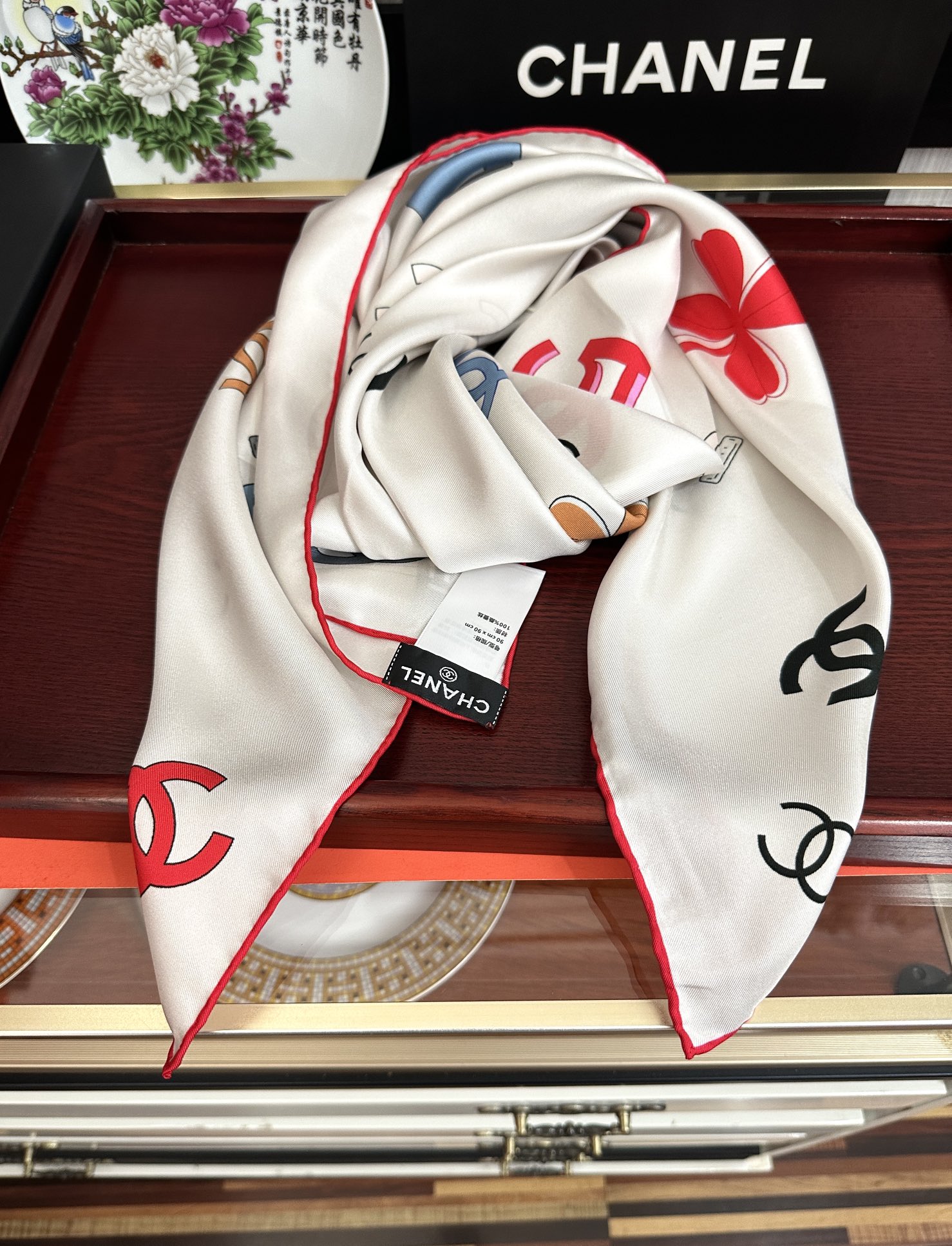 。香奈儿《字母鸟笼丝巾》得意经典配色庆祝融合品牌标识与艺术化鸟笼元素玫瑰低调中透露出高级感嘴唇标志性字母