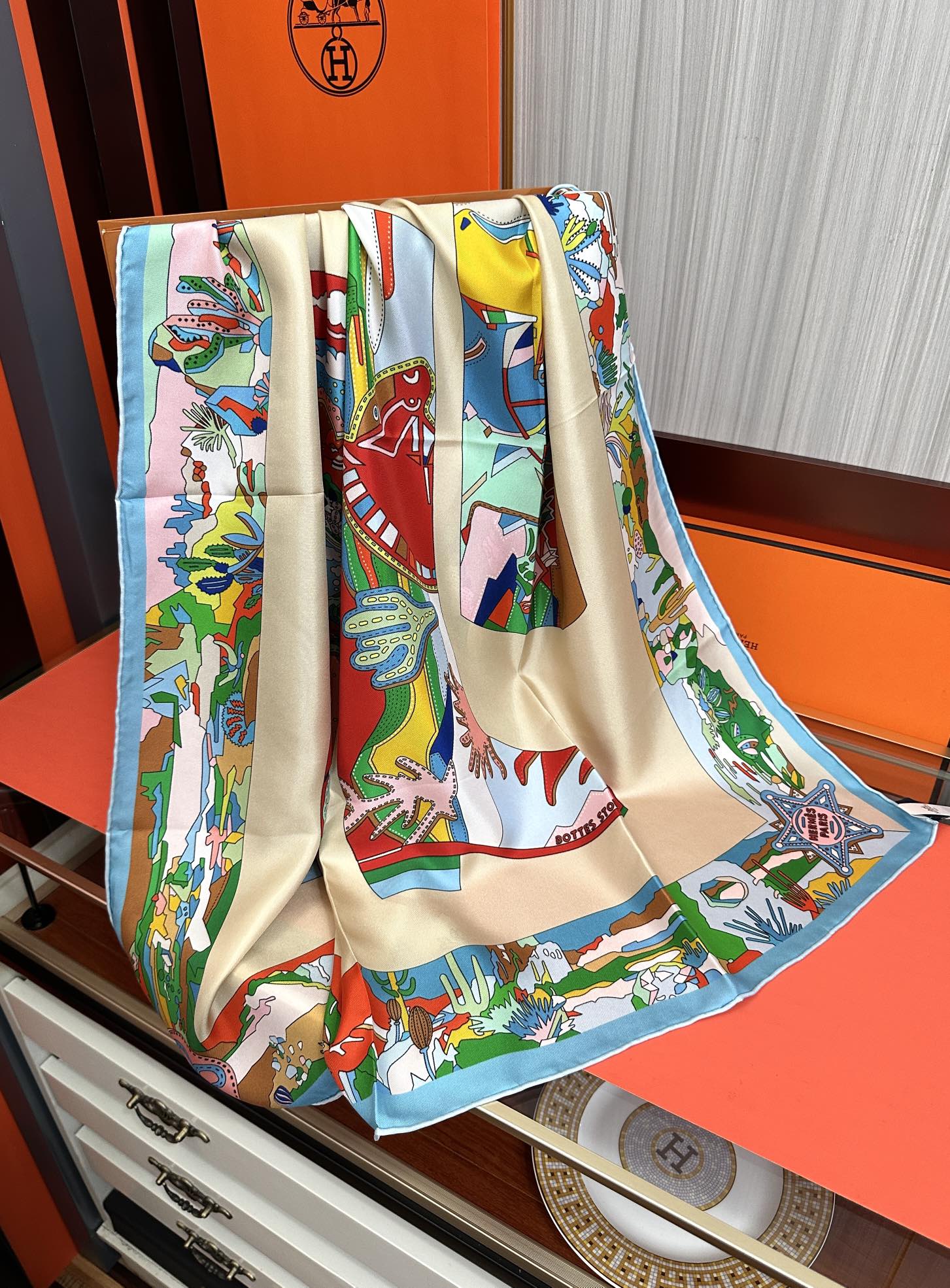 高版本2025 。HERMES 重磅庆祝女士小姐姐们必备款方巾嘴唇精简时髦，太美了發品质感很显好得意好搭