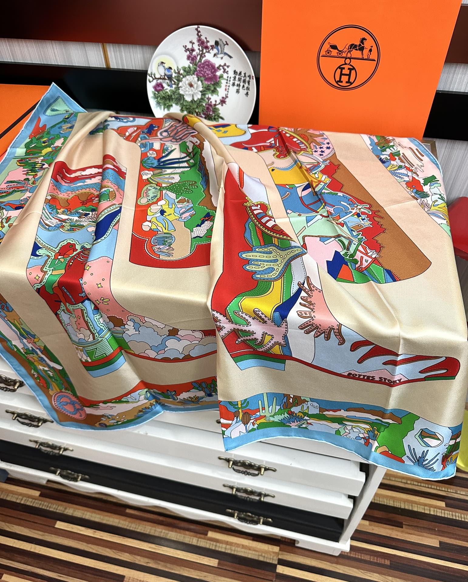 高版本2025 。HERMES 重磅庆祝女士小姐姐们必备款方巾嘴唇精简时髦，太美了發品质感很显好得意好搭