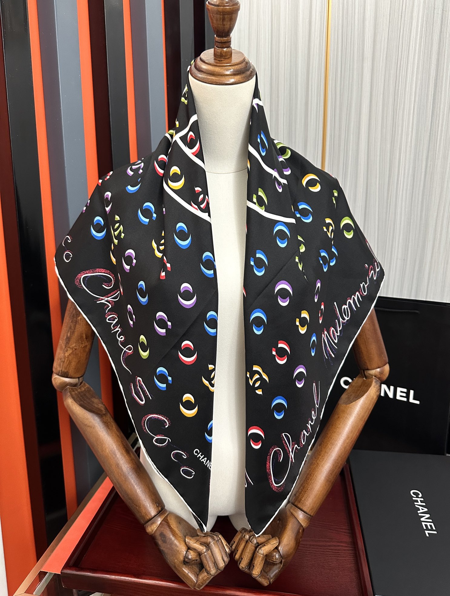 。 香奈儿 【Coco字母炫彩】官网同步庆祝工艺提花+双面数码印花搭配精致的手工卷边工艺得意质感高级且细