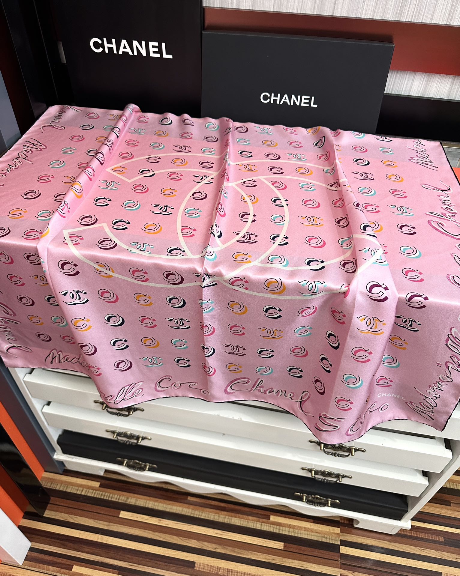 。 香奈儿 【Coco字母炫彩】官网同步庆祝工艺提花+双面数码印花搭配精致的手工卷边工艺得意质感高级且细