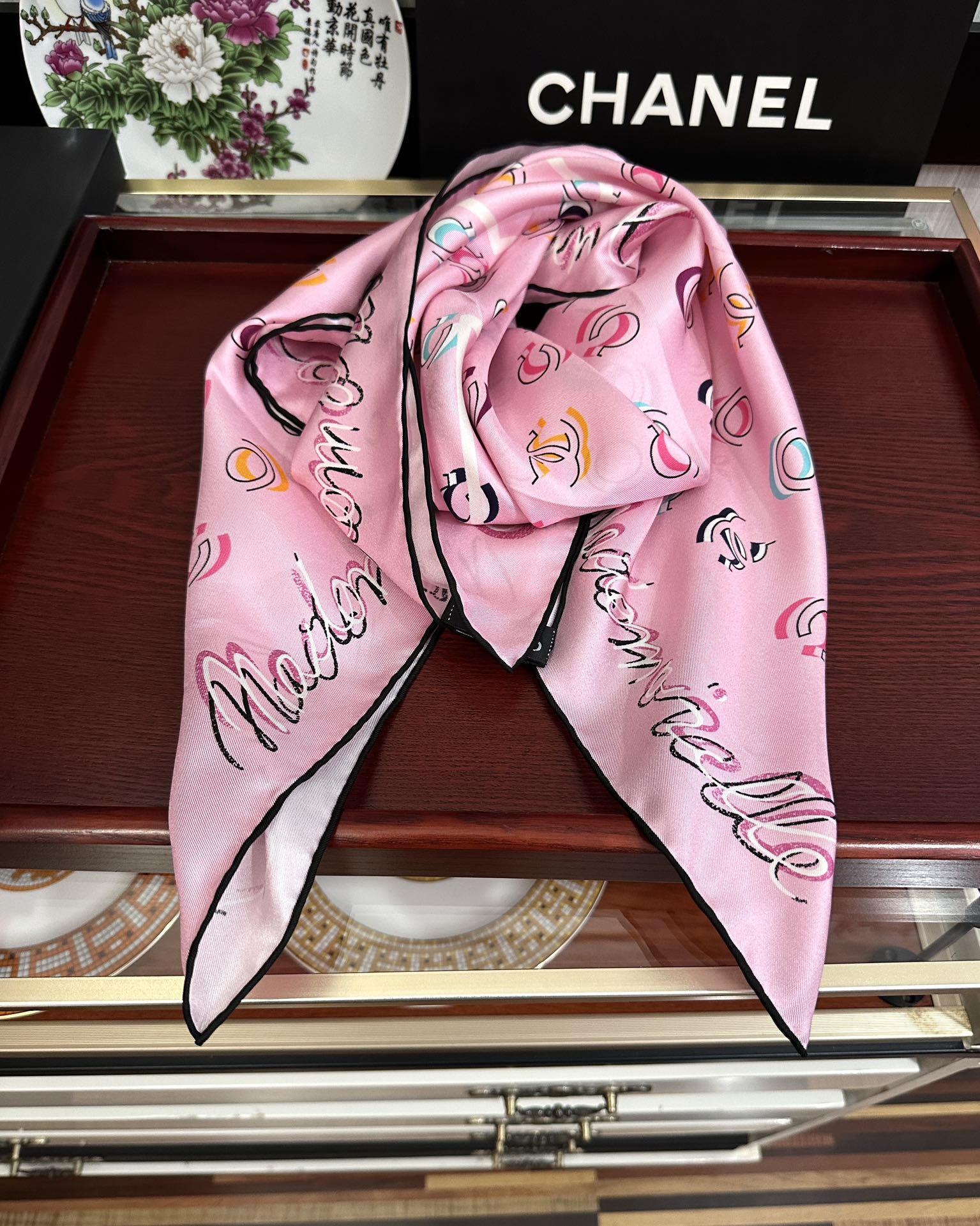 。 香奈儿 【Coco字母炫彩】官网同步庆祝工艺提花+双面数码印花搭配精致的手工卷边工艺得意质感高级且细